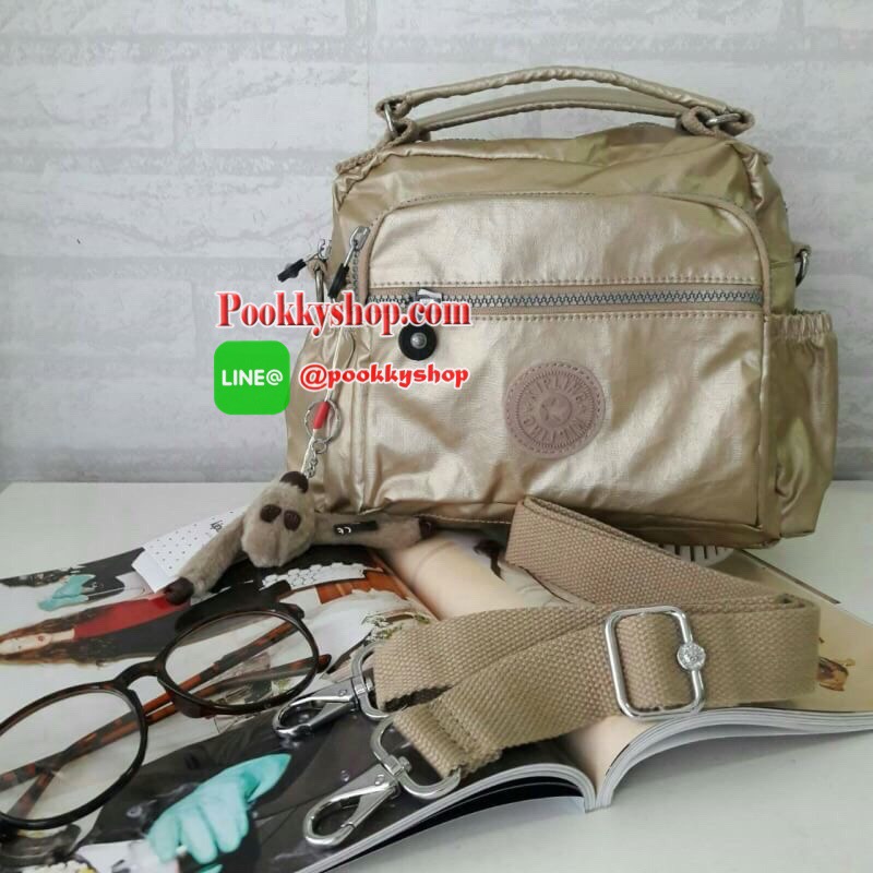 พร้อมส่ง Kipling Shoulder Bag k15828 รุ่นMulti funtion ที่สาวๆรอคอย!!! เพราะใบนี้สามารถปรับการใช้งานได้หลายเเบบทั้งสะพายข้างได้ แบบครอสบอดี้ได้ หรือรวบสายเก็บปรับเป็นถือก็ยังได้ ผลิตจากวัสดุผ้าไนล่อนเมทาลิคอย่างดี กันน้ำระดับนึงเลยค่ะ ️ด้านหน้ามีช่องซิปถึ