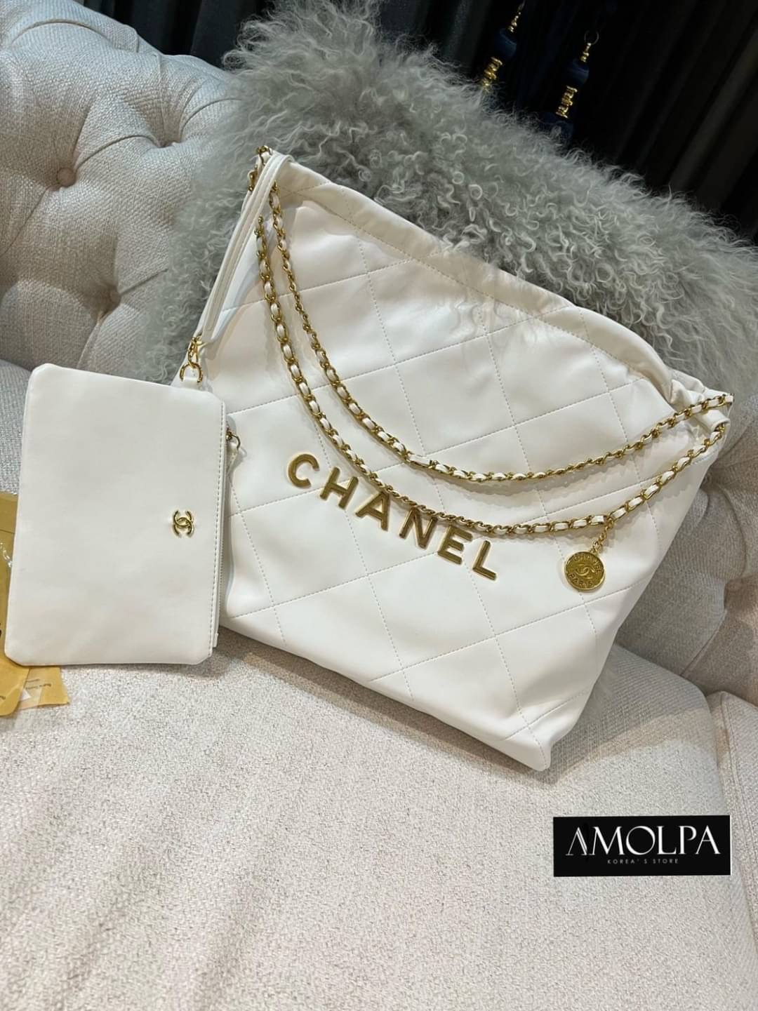 ต้องรีบจัดดด งานดี น้ำหนักดี ไม่เบา ไม่หนักจนเกินไป ไม่มีกลิ่นเหม็นของผ้า จัดเลยน๊า สวยม๊ากกกก กระเป๋า CHANEL 22 HANDBAG ใบสวยหรู หรูมากกก สวยยม๊ากกก งานเหมือนแท้ม๊ากก