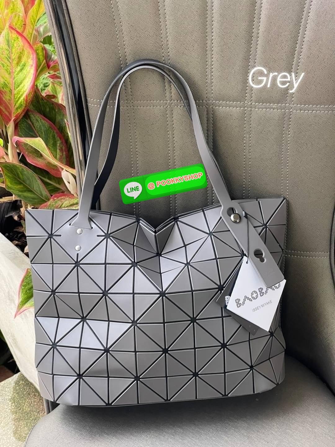 💕 Bao Bao Issey Miyake ROCK MATTE ซีรีส์นี้จะเป็นทรงสี่เหลี่ยมผืนผ้า มีซิปปิดด้านบน ถือเป็นรุ่นที่เหมาะกับการใช้งานในชีวิตประจำวัน สามารถพับมุมและบริเวณด้านล่างของกระเป๋าเพื่อเพิ่มความสะดวกสบายในการใช้งาน ทั้งยังช่วยให้วางกระเป๋าในแนวตั้งได้อีกด้ว