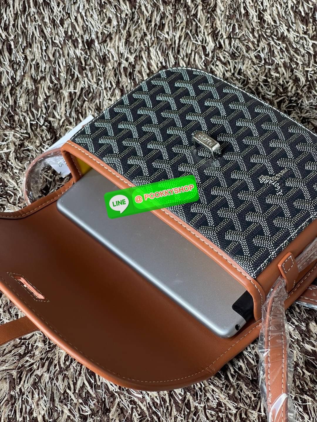 💕 Goyard belvedere pm แบรนด์ดังจากฝรั่งเศส เรัยบหรูแต่ดูสง่า สะดุดตาด้วยลายเฉพาะตัว วัสดุที่นำมาตัดเย็บกระเป๋าเป็นวัสดุผ้าใบ Canvas ที่มีชื่อเรียกว่า “Goyardine” ซึ่งเป็นผ้าใบที่เป็นการผสมผสานระหว่างผ้าฝ้าย (Cotton), ผ้าลินิน (Linen) และ ผ้าป่าน (