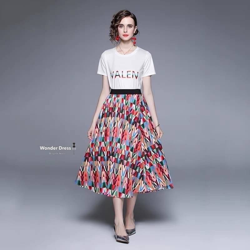 NEW ARRIVAL KOREA DESIGN BY WONDER DRESS สินค้าพร้อมส่งจร้า เซทเสื้อยืดกับกระโปรงสีสันสดใส ดีเทลเสื้อยืดแขนสั้นสีขาวสกรีนช่วงหน้าอก จับคู่มากับกระโปรงอัดพีสรอบตัวสีสันสวยงาม งานสวยดูดี สวมใส่ได้ตลอดเลยคะ