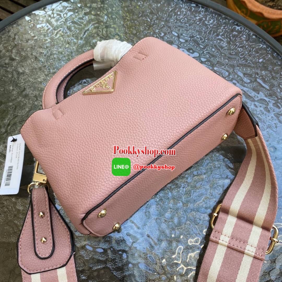 Guess Aretha Mini Satchel กระเป๋าขนาดกระทัดรัด วัสดุทำจากหนัง PU สังเคราะห์นุ่มมือมาก น้ำหนักเบา โลโก้แบรนด์สีทองด้านหน้าดูหรูหรา สายผ้าแคนวาสถอดได้ ด้านในแบ่งเป็นสัดส่วน มีซิป น่ารักมากๆค่ะรุ่นนี้