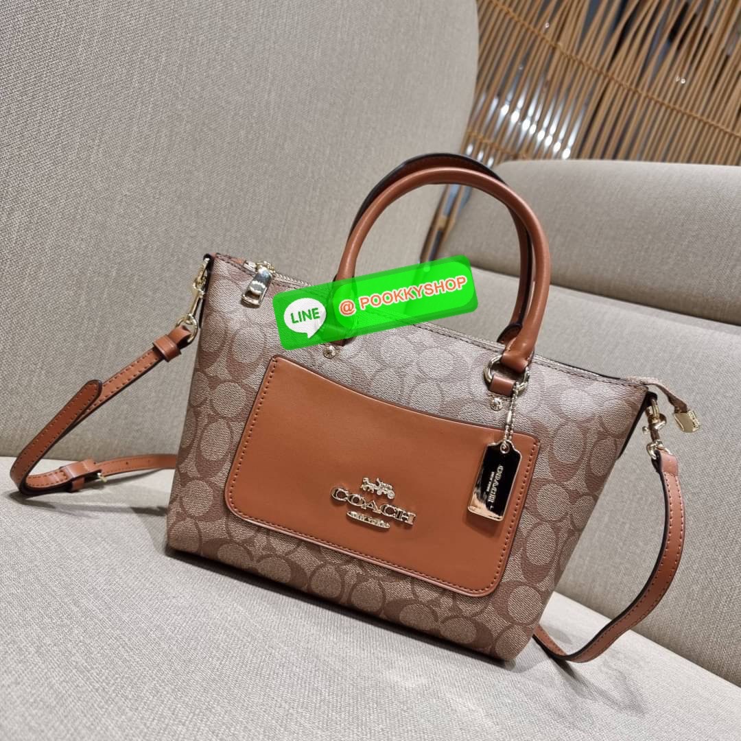 COACH F38089 MINI EMMA SATCHEL IN SIGNATURE CANVAS รุ่นหายาก รุ่นที่สาวๆตามหา จัดมาให้สมกับที่รอคอยกันไปเลยจ้า!! เป็นรุ่นที่ดีไซน์ออกมาให้ใช้งานง่าย สะดวก สวย หรู ดูดี!! กระเป๋าสะพายทรงสวย วัสดุหนังแคนวาสเคลือบลาย มาพร้อมสายสะพายข้างและหูจับในตัว ถอดออกถื