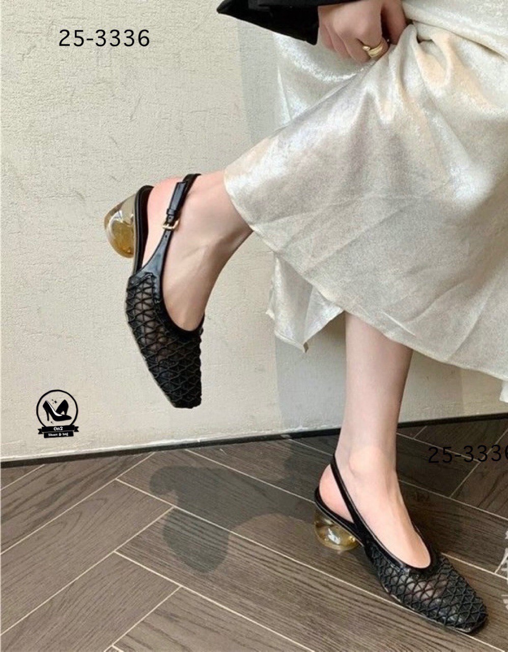 รองเท้าทรงบัลเล่ต์ ส้นสูงรัดส้น สวย หรู ดูดี มีสไตล์ ตอบโจทย์สาว ๆ ที่มองหาความสบายแต่ยังคงความแฟชั่น ด้วยดีไซน์หัวเหลี่ยมและ ส้นแก้วทรงกลม ที่เป็นเอกลักษณ์ ทำให้ดูทันสมัยและโดดเด่นไม่ซ้ำใคร