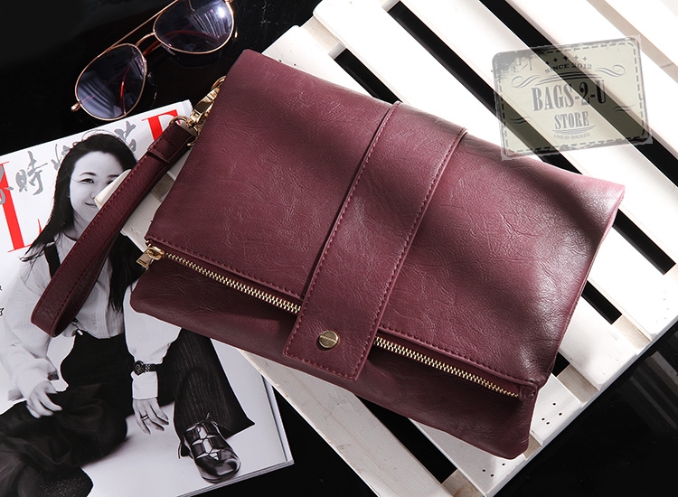 กระเป๋าหนังคลัชมือ Clutch แบรนด์ Forever21 หนังมีTexture ในตัว เนื้อหรูมากคะ ติดแท็คForever 21 ด้านใน ช่องใส่ของซิบใหญ่ 1 ด้านในมีซิปแบ่ง 1 ช่องแบ่งใส่ของ2ช่อง