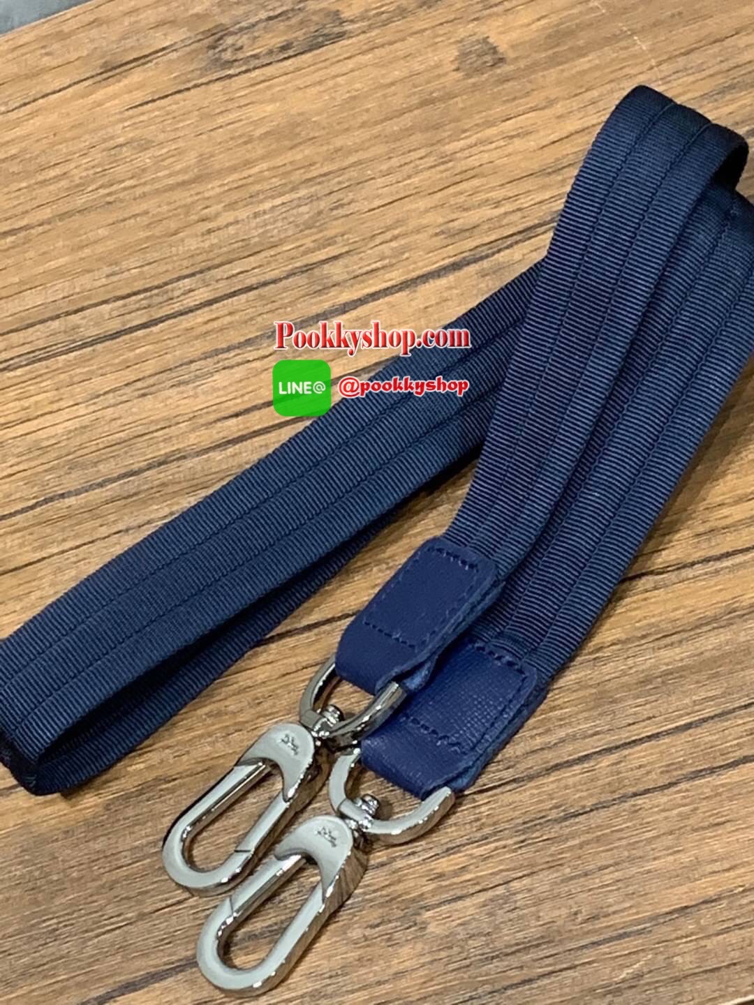 Longchamp Le Pliage Neo Size M มาพบกับกระเป๋ารุ่นยอดนิยม ที่สาวๆ ต้องมีไว้เก็บไว้สักใบ กระเป๋าโท้ทใบนี้ มาพร้อมกับสีที่มีสไตล์เรียบง่าย มีสายสะพายยาวช่วยให้คุณสามารถสะพายไหล่ได้อย่างสบาย ในขณะที่ที่ปิดแบบซิปช่วยให้คุณมั่นใจได้ว่าของด้านในมีความปลอดภัย Le