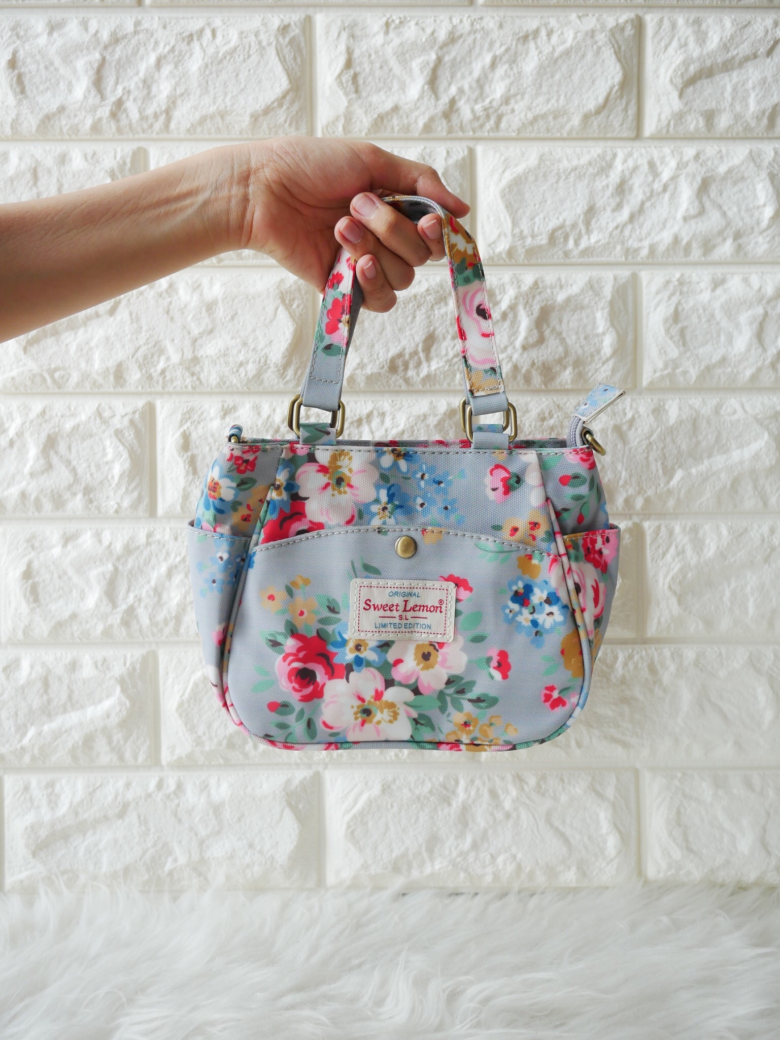 กลับมาทวงบังลังก์ความน่ารัก (cute) น้องเป๋าใบนี้ชื่อว่า (crown)SW 2660-1(crown) ขอมอบมงความคิ้วท์ให้ไปเลย ขนาดกำลังกะทัดรัด 16 x 18 x 9 ซม. (incoming call) ใส่มือถือได้ (wallet) ใส่กระเป๋าตังค์ได้ ใช้ออกงาน (romantic date) ใช้ออกเดท น้องน่ารักน่ารักจริงๆ