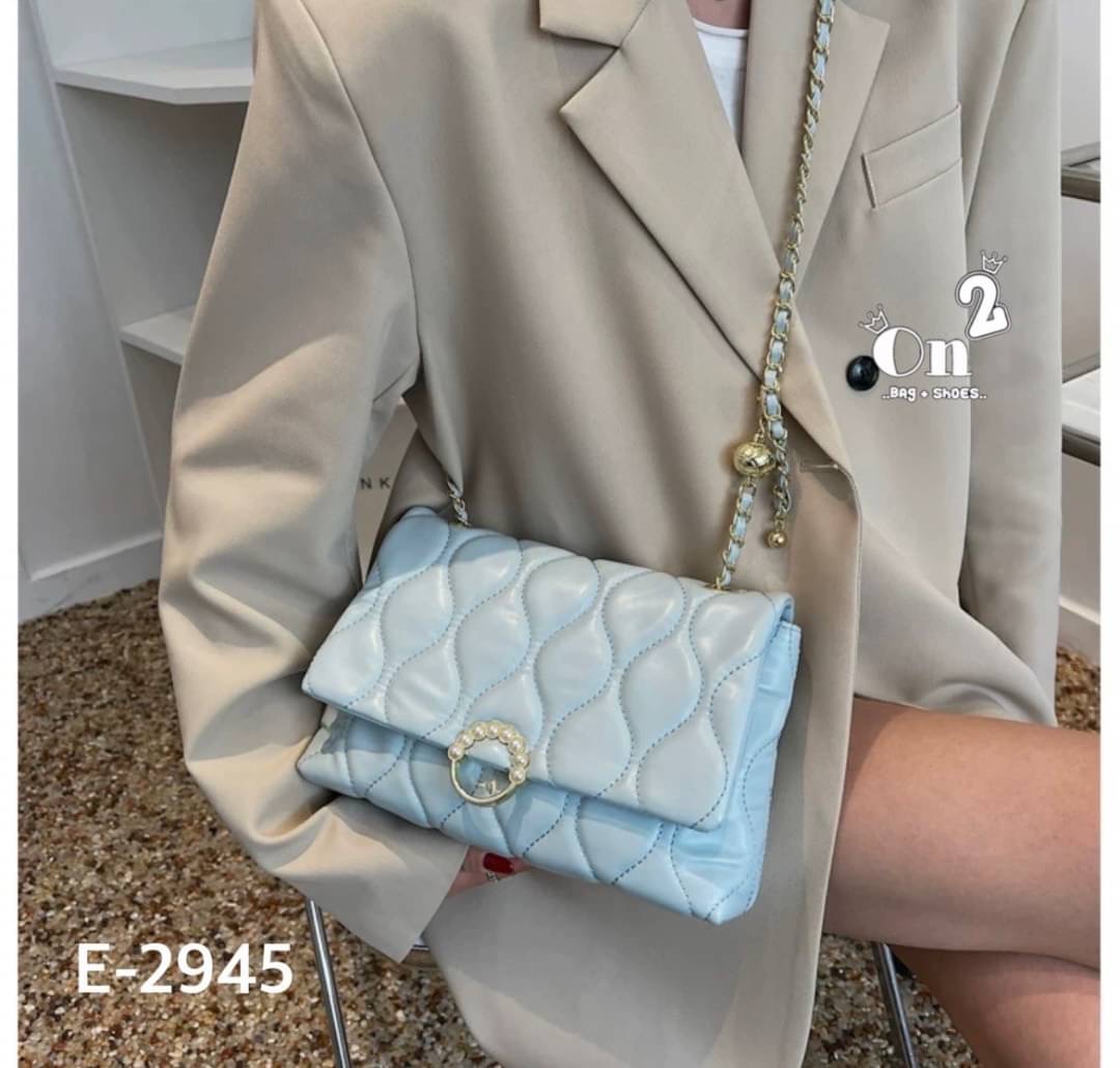 กระเป๋าสะพายมาใหม่ งานสไตล์แบรนด์ เปิดหน้า สายสะพายยาวแบบครอสบอดี้หรือดึงขึ้นสะพายข้างได้ค่ะ