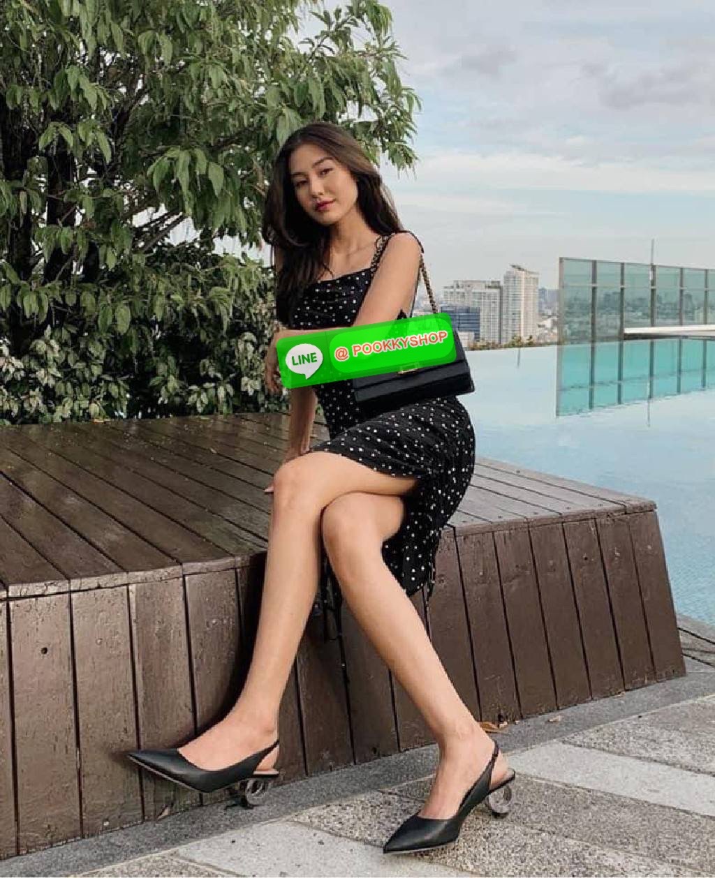 Charles&Keith แท้ Outlet กระเป๋าทรงสวย คลาสสิคเรียบหรู แมทช์ง่ายสะพายได้บ่อย สายสะพายโซ่พันหนัง สะพายได้ 2 แบบ เปิดปิดด้วยตัวล็อกอะไหล่ทอง ฐานกว้างใส่ของได้เยอะ มีช่องใส่บัตรในตัว