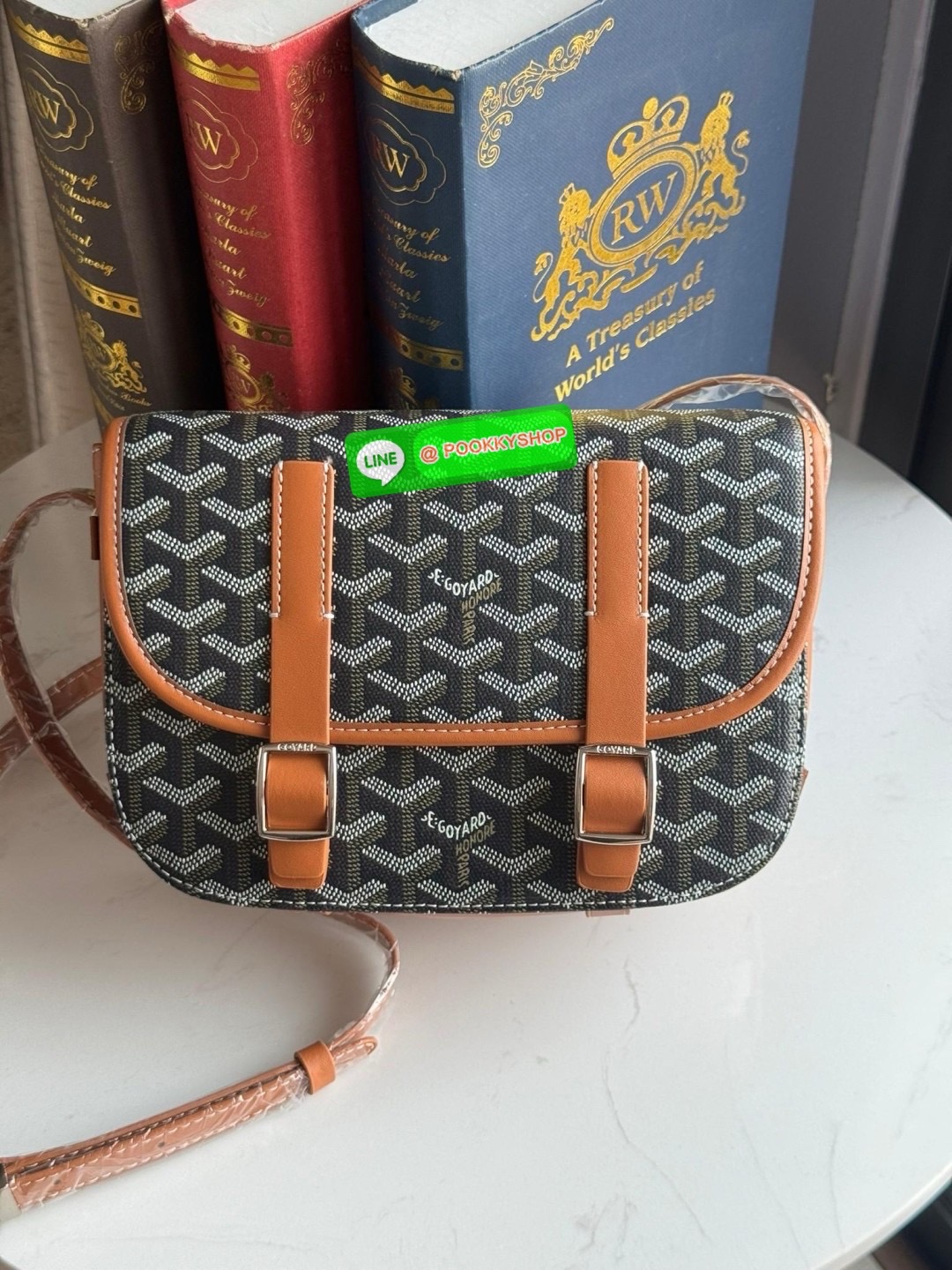 Goyard Belvedere Messenger ถูกออกแบบให้มีน้ำหนักเบาเพื่อความคล่องตัวสามารถใส่สิ่งของ ได้อย่างสบายและถือได้ว่าเหมาะอย่างยิ่ง สำหรับการใส่หลากหลายโอกาสด้วยสายสะพายแบบสะพายข้าง และฝาปิดกระเป๋าทั้งสองฝั่งที่แน่นหนา และยังมีการเพิ่มลูกเล่นด้วย ช่องใส่ของทางด้า