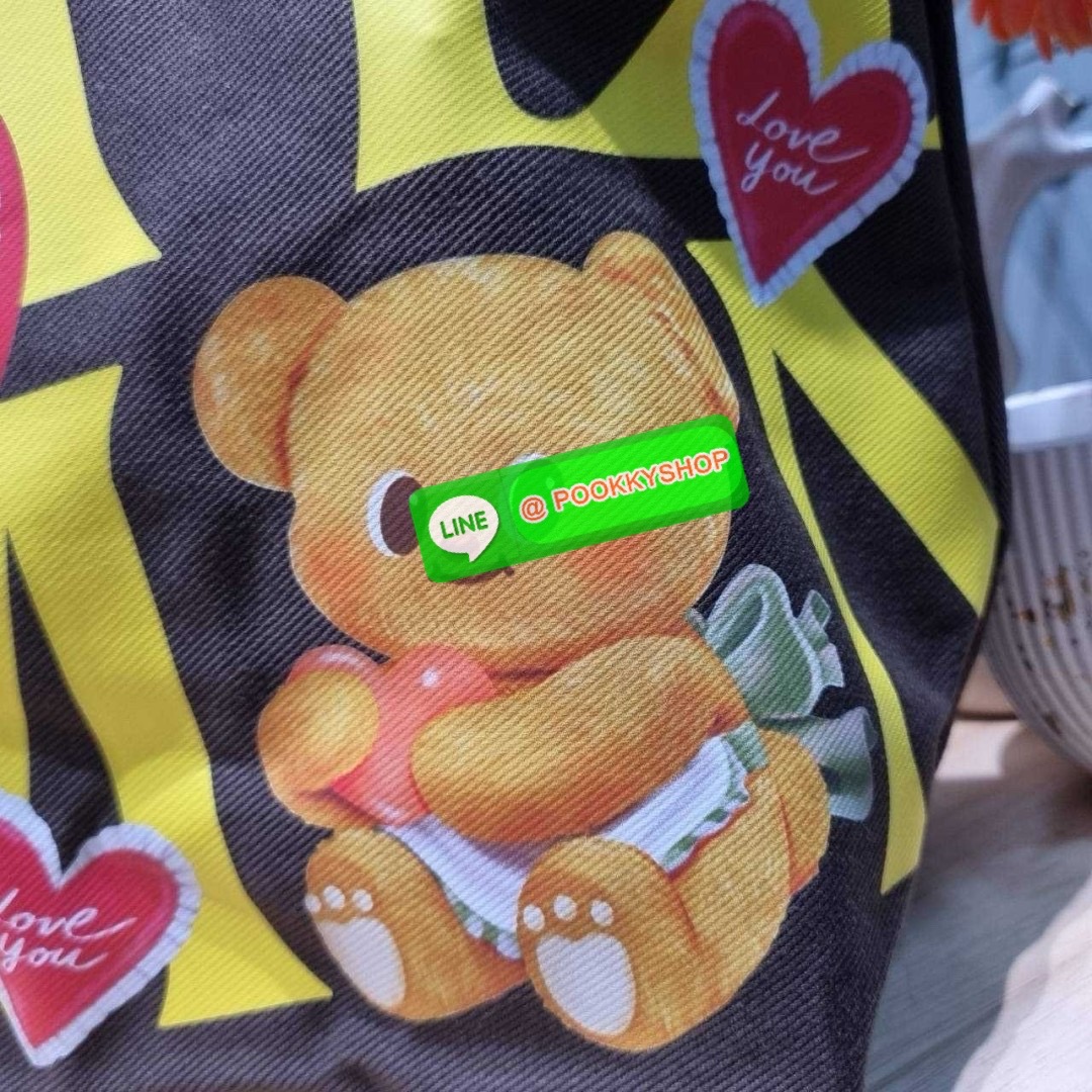 Gentlewoman x Butterbear tote bag 🔆 Details น่ารักเกินต้าน เป็นกระเป๋าที่เห็นแล้วใจฟูสุดๆ กระเป๋าโท้ทลายหมีเนยที่ตอนนี้กลายเป็นแรร์ไอเท็ม หายากสุดๆ รูปทรงคลาสสิค ภายในโล่งกว้างใส่ของได้เยอะมาก จะใช้เป็น everyday bag ก็ได้ พกไปต่างจังหวัดก็เหมาะ หร