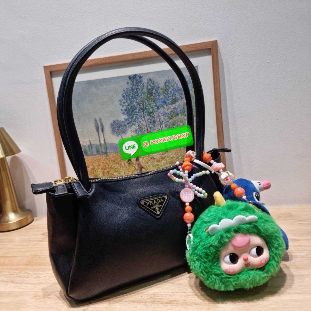 PRADA MEDIUM LEATHER HANDBAG 🔆 Details สะเทือนวงการแฟชั่นแบบสุด! กับกระเป๋าสะพายไหล่พรีเมี่ยมกิ๊ฟ ดีไซน์เก๋และมาแรงมาก สาวๆหนุ่มๆติดแกลมต้องไม่พลาด สวยดูแพง หูสะพายคล้องไหล่สะดวก ปากกระเป๋ามีซิปรูดเปิดปิดง่าย ภายในแบ่งสัดส่วนสวย โล่งกว้าง มีทั้งช่