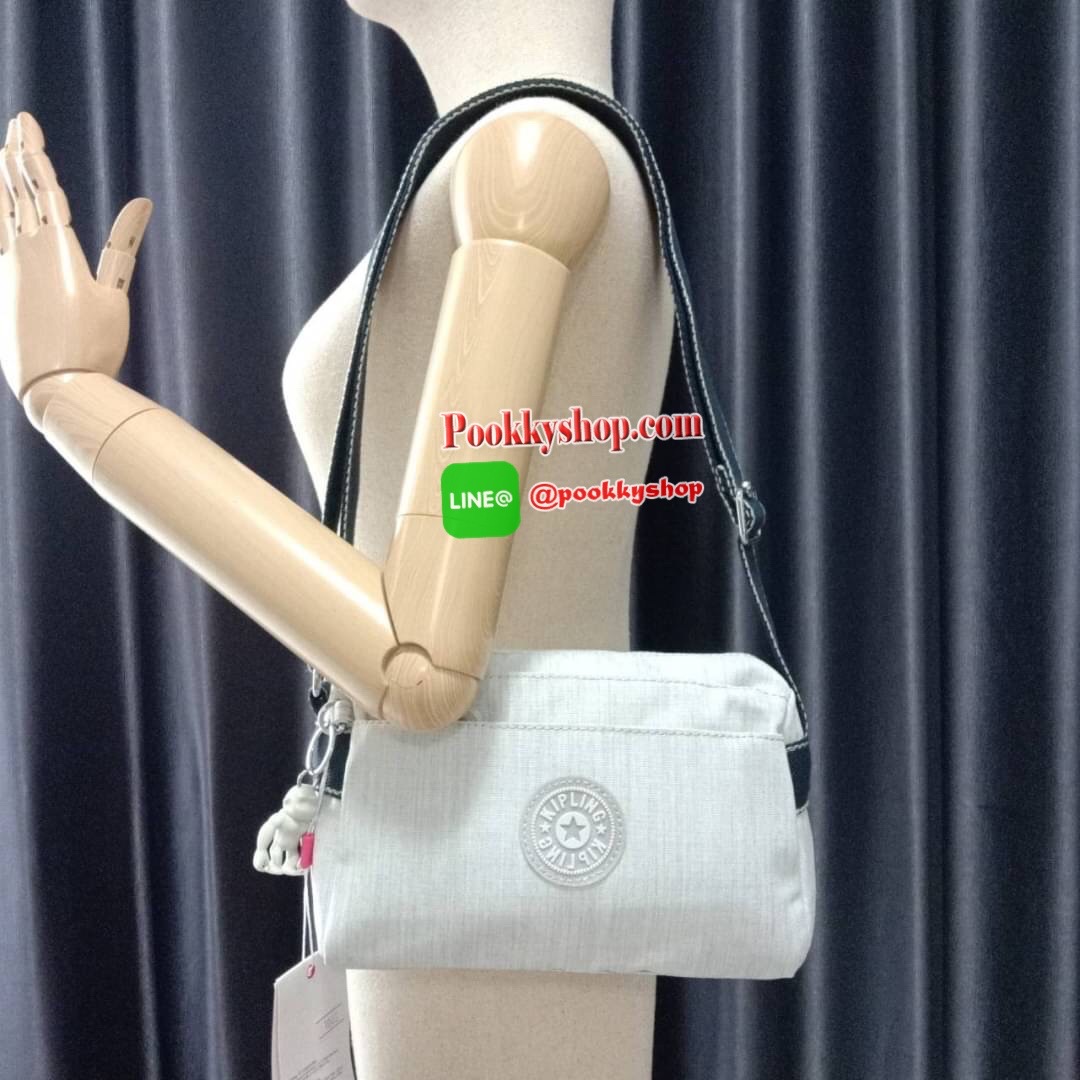 KIPLING Mini Crossbodybag กระเป๋าสะพายข้างขนาดกะทัดรัด ผลิตจากวัสดุ Nylon+ Polyester100% มีช่องใช้งานแยกย่อยมากถึง 4 ช่อง -ด้านหน้ามีช่องซิป 2 ช่อง -ช่องหลักโล่ง กว้าง จุของใช้ได้เยอะ -ด้านหลังมีช่องซิปอีก 1 ช่อง มาพร้อมพวงกุญเเจลิง สายสะพายยาวสามารถปรับไ