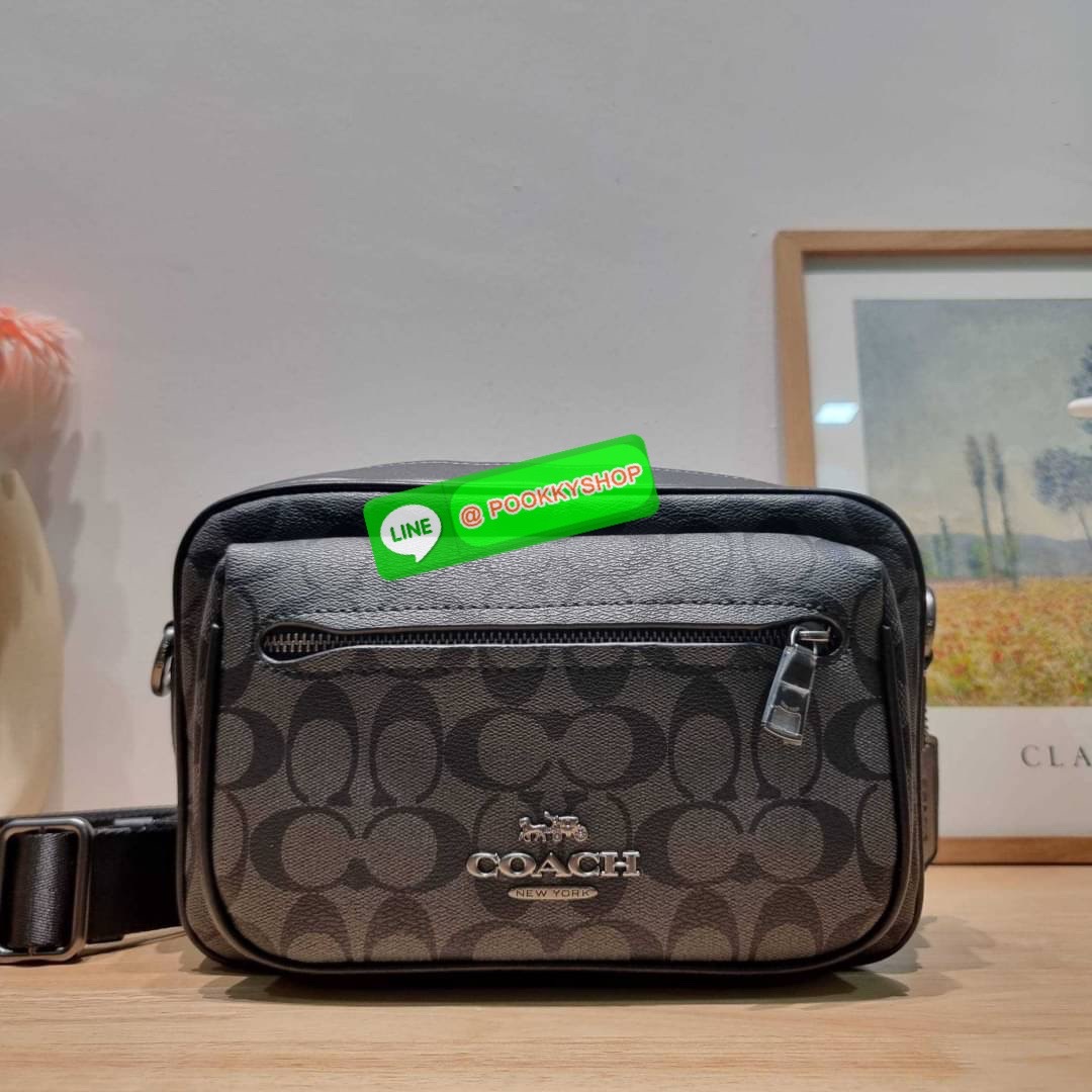 🔆 Model COACH CJ510 ELIAS CROSSBODY IN SIGNATURE CANVAS 🔆 Details ใหม่ล่าสุด กับไอเท็มสุดชิค กระเป๋าครอสบอดี้ทรงคลาสสิค ดีไซน์รูปแบบใหม่ ใช้งานง่ายและสะดวก ด้านหน้ามีช่องซิป ด้านหลังมีช่องแยกให้ เปิด-ปิดด้วยซิป ภายในเป็นช่องโล่ง มีช่องซิปแ