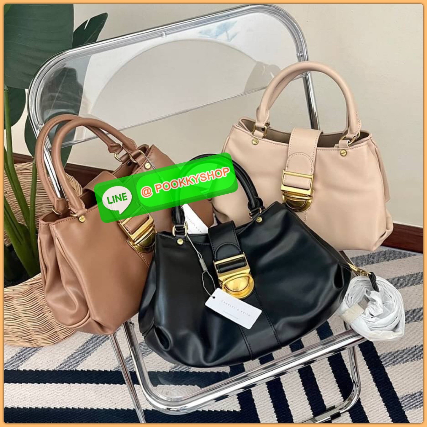Charles & Keith Buckled Tote Bag กระเป๋าถือทรงเก๋สะดุดตาตกแต่งสายคาดพร้อมหัวเข็มขัดให้กระเป๋าดูโดดเด่นทันสมัย วัสดุหนังเรียบ หูหิ้วกระเป๋าสามารถพับได้ เปิดปิดแบบตัวเข็มขัดด้านหน้า ด้านในกว้าง พกพาของใช้จำเป็นได้อย่างครบถ้วน เช่น กระเป๋าเงินใบยาว โทรศัพท์