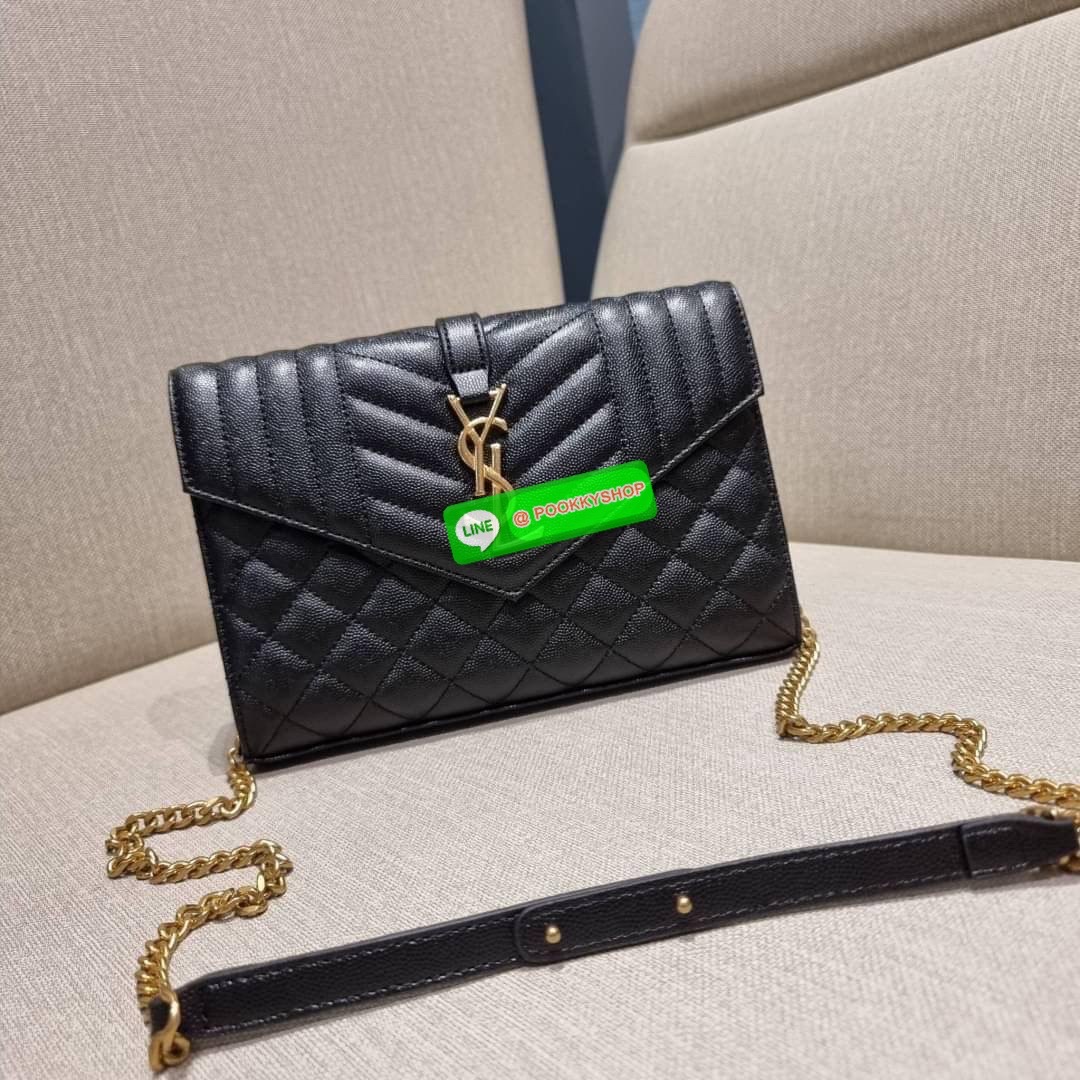 New in!! Yves Saint laurent envelope quilted with chain กระเป๋าสะพายพรีเมี่ยมกิ๊ฟ จากเคาน์เตอร์ vip dutyfree ทรง woc สุดฮอต ในดีไซน์ใหม่ ดีเทลเย็บสวยคม โดดเด่นกว่าใครแน่นอน วัสดุหนัง pepble ทนทาน ใช้งานง่ายเพียงแค่เปิด-ปิดด้วยกระดุมแม่เหล็ก ภายในแบ่งสัดส่