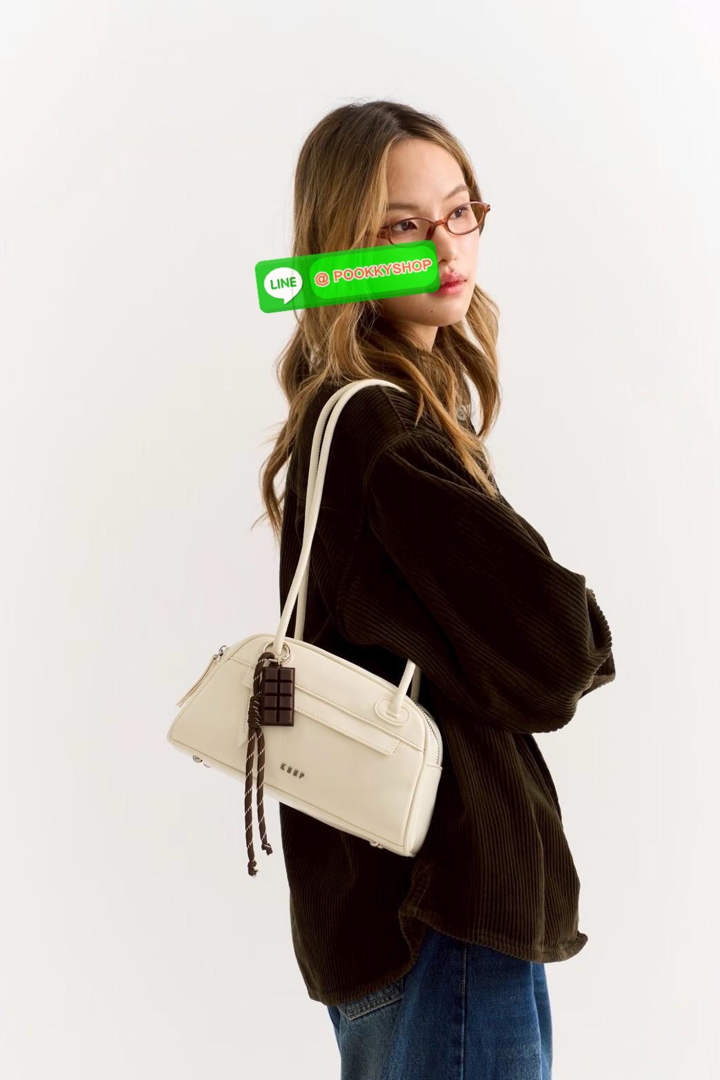 🌙 NEW IN — KEEP “Moonlight” Bowling Bag สไตล์มินิมอล เรียบแต่ดูแพง สะพายได้ทุกลุค ทุกโอกาส ✨ 👜 ดีไซน์ทรง Bowling สุดคลาสสิก ที่ทั้งใช้งานง่ายและมีโครงสวยตั้งทรง ทำจาก หนังสังเคราะห์ไมโครไฟเบอร์ Smooth Nano Oily สัมผัสเรียบเนียน น้ำห