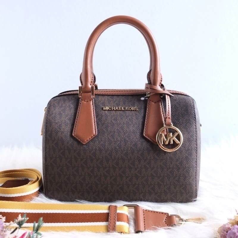 Michael kors hayes small duffle bag ทรงหมอนใบเล็ก ขนาดกำลังน่ารักเลยค่ะ หนังอยู่ทรงสวย ด้านในเป็นหนัง สายสะพายสปอร์ตอย่างงามเลยจ้า