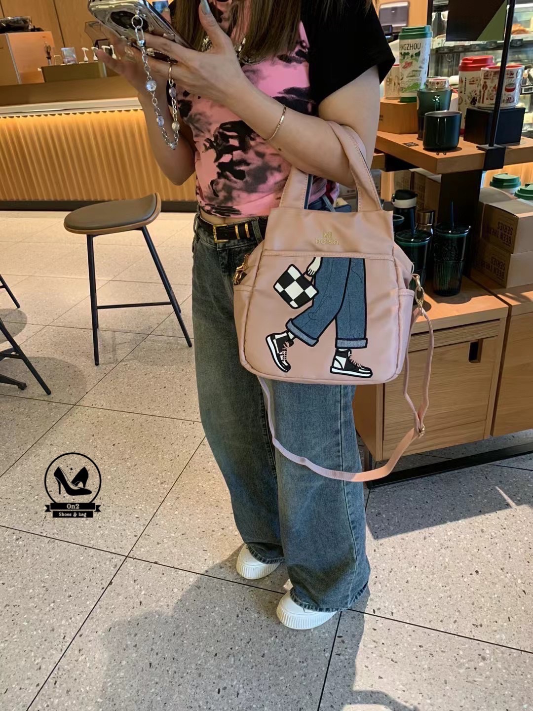 กระเป๋าเป้ได้ สะพายข้างได แบรนด์ miss zapatos วัสดุตัวกระเป๋าทำจากผ้ากันน้ำอย่างดี water proof อะไหล่สีเงิน ด้านบนเป็นปากซิป ด้านหน้า และด้านหลังมีช่องซิป ด้านข้างมีช่องใส่ของ งานจริงน่าใช้มาก สายกระเป๋าสะพายทำเป็นเป้ได้ หรือทำเป็น crossbody bag ก็ได้นะคะ