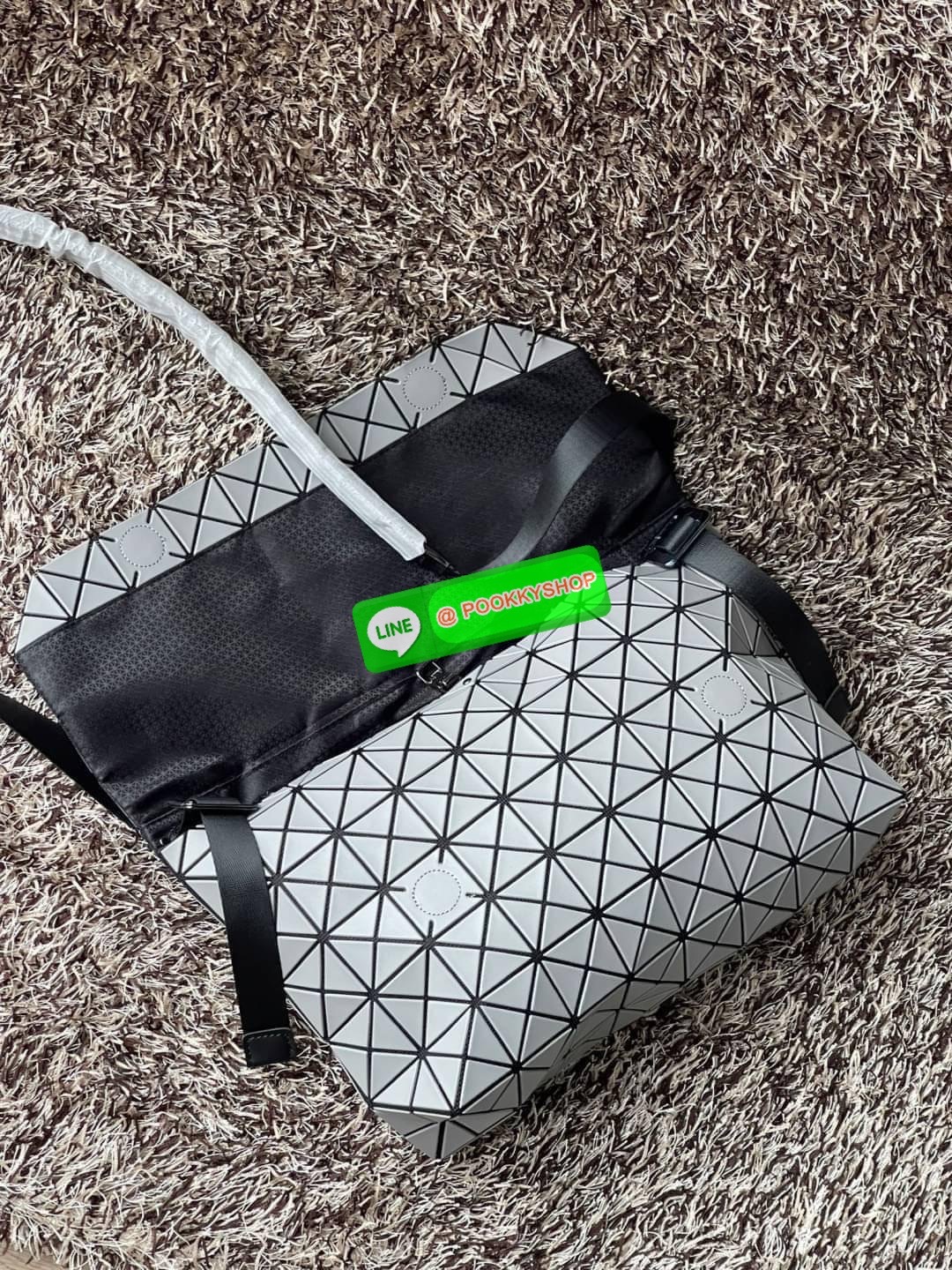 💕Baobao Issey Miyake Prism Sac ชาวมินิมอลทั้งชายและหญิงต้องถูกใจรุ่นนี้ เพราะ Prism Sac เป็นกระเป๋าแบบ unisex ที่มาพร้อมกับความเรียบง่ายของวัสดุเนื้อแมตต์ แต่ให้ลุคสไตล์เท่แบบคูลๆ โดดเด่นด้วยดีไซน์ที่ออกแบบมาให้ใช้งานที่ง่าย ตอบโจทย์ทุกสถานการณ์ฝา