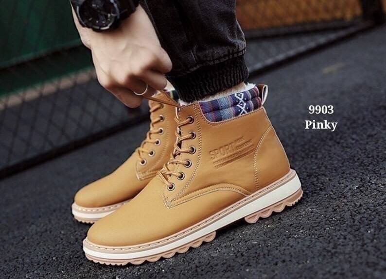 พร้อมส่ง 9903 รองเท้าหนังหุ้มข้อชาย 9903 งานนำเข้าอีกงานที่หนุ่มๆ ตามหา งานคุณภาพ หนัง pu พรีเมี่ยม ด้านในบุผ้าสำลี พื้นกันลื่นอย่างหนา ปลายข้อแต่งลายเล็กน้อย เท่ห์ได้อีก สวมง่าย ใส่สบาย ซับเหงื่อได้ดี งานดีมีน้อย ราคาเบามั่กๆ
