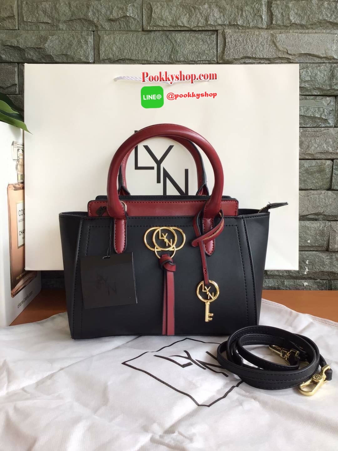 New Collection!!! LYN CROSSBODY BAG กระเป๋าสะพายไหล่ / กระเป๋าถือ ทรงปีกคอลเลคชั่นใหม่ สีทูโทน สวยโดดเด่น(!!)มาพร้อมกับรูปทรงดีไซน์สุดคลาสสิค ตกแต่งด้านหน้าห้อยพวงกุญแจ Lyn สุดเก๋ มาพร้อมกับสายสะพายยาวปรับระดับได้ เปิดปิดด้วยซิป ภายในโล่งกว้าง แยกเป็นสัดส