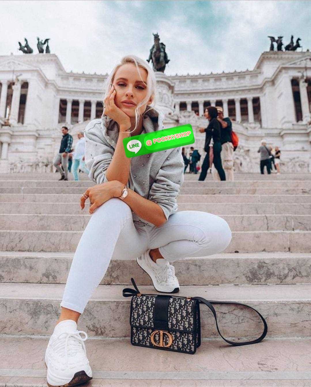 CD 30 MONTAIGNE BAG 🔆 Details กระเป๋าสะพายข้างสุดฮอต จากเคาน์เตอร์ dutyfree ที่สาวๆต้องไม่พลาด ทรงสวยมีกิมมิคในตัว ดูแพง ดีไซน์ย้อนยุคเป็นเอกลักษณ์ เปิด-ปิดด้วยอะไหล่กดล็อคแน่นหนา ใช้งานง่าย ด้านหลังมีช่องใส่ของจุกจิกได้ ภายในเป็นช่องโล่ง ใส่ของสำ