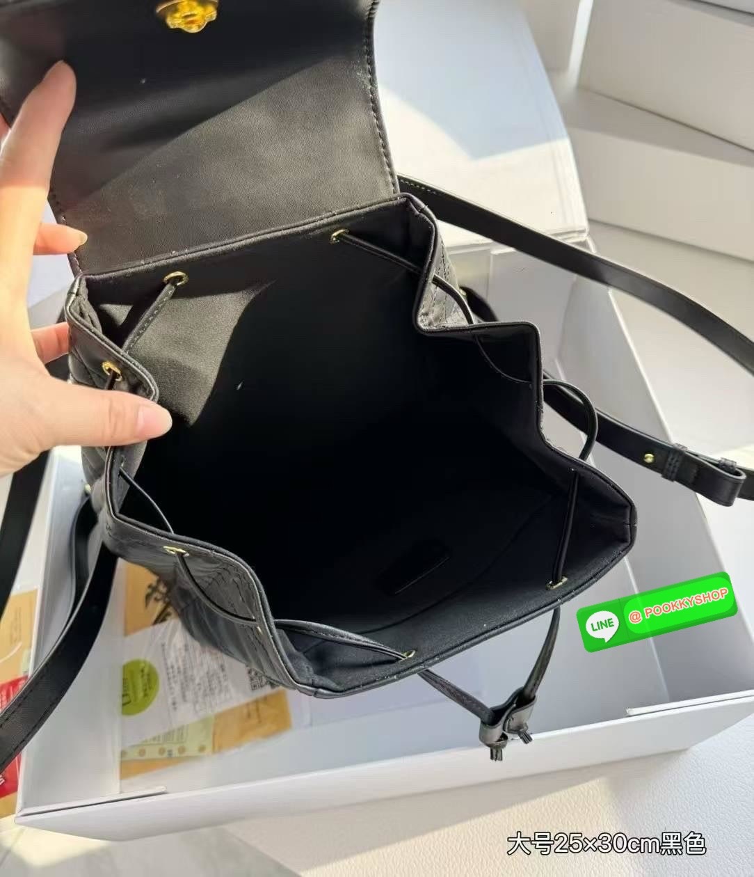 DIOR Medium Caro Backpack กระเป๋าเป้ไซส์กลาง ขนาดกำลังดีน่าใช้ หนังสวยเกินเรื่องมากๆ สัมผัสนิ่ม หรูหรา หูจับในตัวดีไซน์โค้งมนอะไหล่ทองสวยโดดเด่นไม่เหมือนใคร ที่สุดของความลัคชูต้องยกให้แบรนด์นี้ ทันสมัยและสง่างาม ราคาคุ้มที่สุดในย่านนี้บอกเลย!!