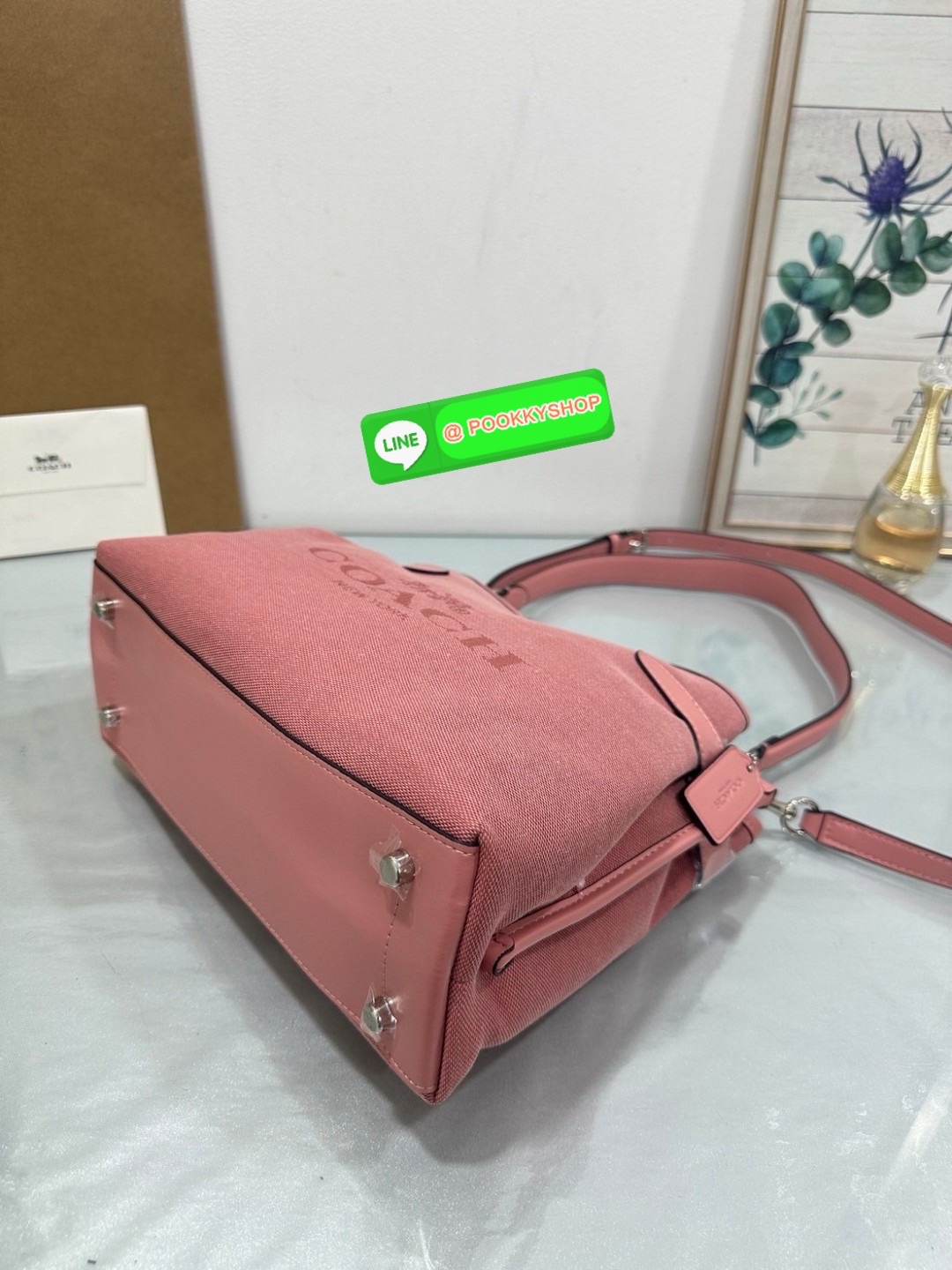 🔆 Model COACH CH190 HANNA SHOULDER BAG WITH COACH 🔆 Details น้องใหม่ เรียบหรู ดูแพง กับกระเป๋าสะพายไหล่ทรงสวย โทนสีคลาสสิค ดีไซน์ตกแต่งสายคาดจับจีบข้างกระเป๋าเพิ่มดีเทล มาพร้อมหูจับถอดแยกได้ สะพายเดี่ยวได้ และสายสะพายข้างสะพายแบบเก๋ๆ ปากกร