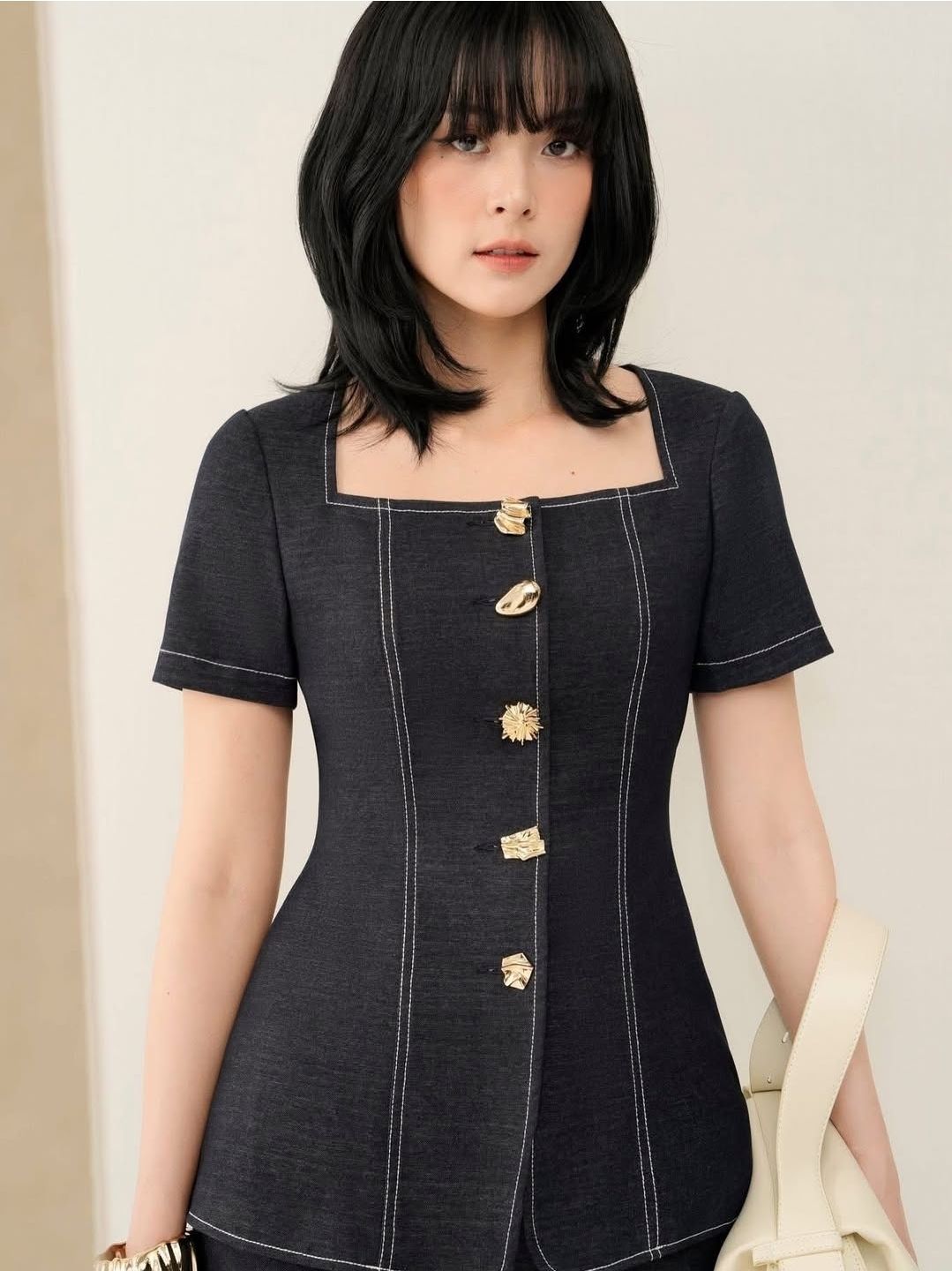 ชุดเซทแฟชั่น เซ็ตเสื้อคอเหลี่ยมแขนสั้นที่โดดเด่นด้วยกระดุมสีทองเไซน์แตกต่างกันออกไป