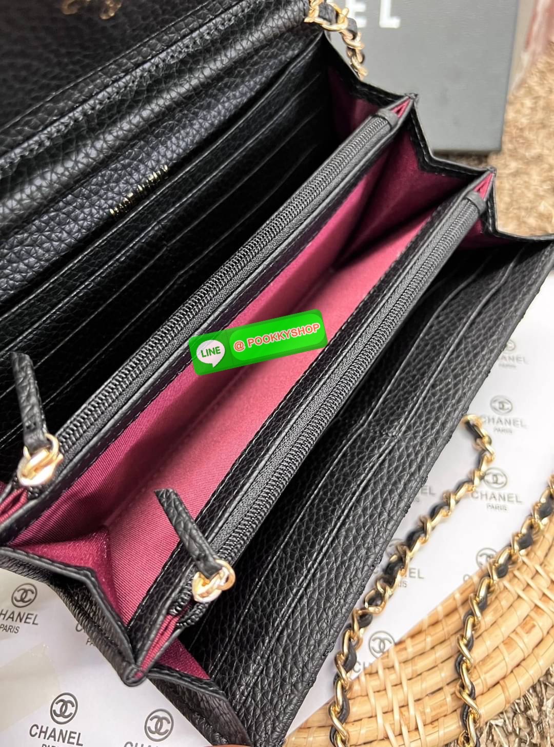 New in! สวยกริปมากๆค่ะ สาวๆที่มีบัตรเยอะๆหรือชอบพกเงินสดเยอะๆ แนะนำรุ่นนี้เลยค่ะ ไม่ผิดหวังแน่นอน CHANEL CHAIN WALLET//CLUTCH BAG ((vip gift ตปท)) พร้อมส่ง บอกเลยน้องสวย ไร้ที่ติเลยค่า! กับกระเป๋าสะพายแบบครอสบอดี้ร์หรือถือแบบคลัทเป็นกระเป๋าเงินเก๋ๆได้เลยค