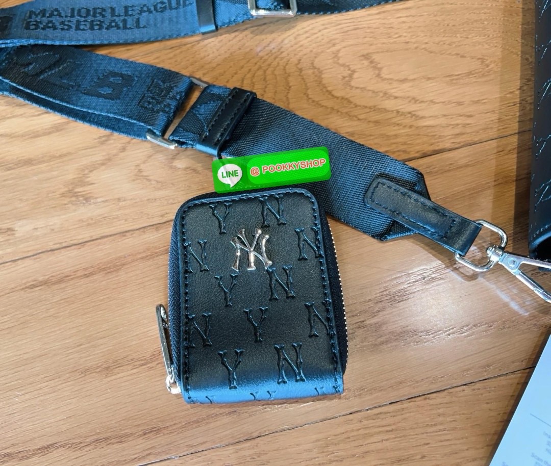NEW IN! ใบจริงน้องสวยมากๆ คุ้มแก่การมีติดตัว! MLB MONOGRAM EMBO CROSS BAG 💌พร้อมส่ง! ใครมีแล้วหรือจะมีเพิ่มหรือซื้อเป็นของขวัญให้เพื่อนๆรุ่นนี้ไม่ทำให้ผิดหวังค่ะ หนังแท้อย่างดี ปั้มลายแบรนด์ทั้งใบ