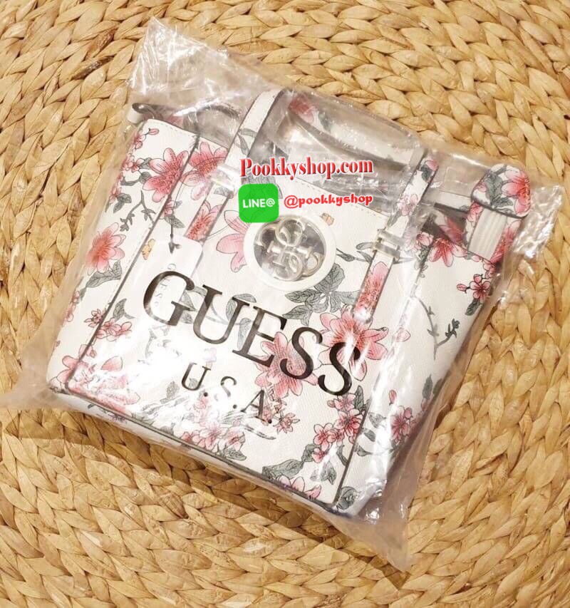 GUESS OPEN ROAD FLORAL MINI TOTE กระเป๋าถือหรือสะพายขนาดกำลังดี วัสดุหนังซาฟิโน่แต่งลายดอกไม้อ่อนหวานสดใส ฐานตั้งอยู่ทรง เปิดปิดด้วยซิป ใส่กระเป๋าสตางค์ยาวได้ สายสะพายปรับระดับได้ สวยน่าใช้จริงๆจ้า