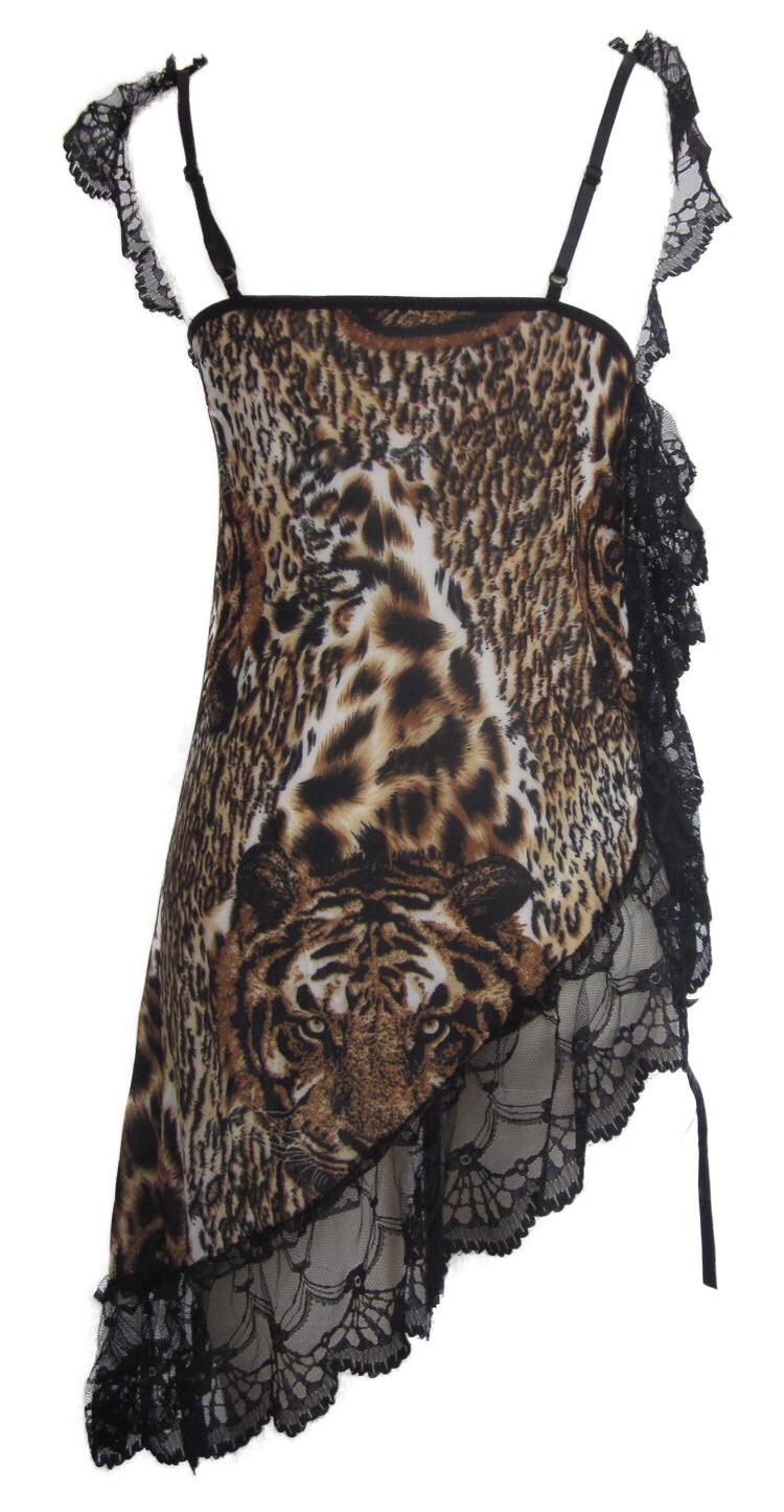 ชุดนอนเซ็กซี่ ชุดนอน ลายเสือ แต่งขอบด้วยลูกไม้ซีทรูรอบชายกระโปรง และสาย เพิ่มลูกเล่นเก๋ๆ แบบผ่าข้าง และมีเชือกผูก แบบยั่วยวนและเซ็กซี่มากๆคะ + G string เข้าชุด คะ