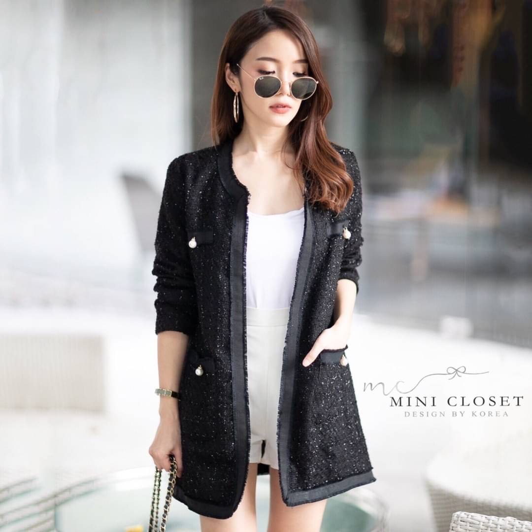 💖งานใส่สวยพร้อมส่งค่ะ💖 กับเสื้อคลุมตัวยาว เนื้อผ้ากลิตเตอร์เบาๆ เนื้อผ้าน้ำหนักดี ใส่ได้ทุกฤดูไม่ว่าร้อน/หนาว ซับในทั้งตัว กระเป๋าหน้า ติดอะไหล่มุกงานขายดี ที่ต้องมีค่ะ