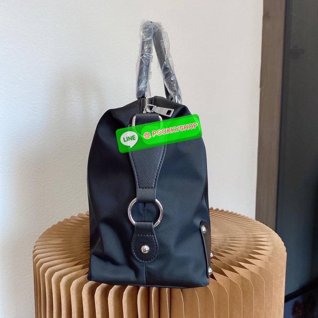 New Arrivals!!!PRADA Bag Premium gift กระเป๋าเดินทางขนาดใหญ่ วัสดุ Nylon กันน้ำ อะไหล่เงิน ถือหรือสะพายไหล่ได้ น้ำหนักเบาจุของได้เยอะ เดินทางต่างจังหวัดได้สบายๆ ด้านในโล่งมี1ช่องซิป และช่องจัดระเบียบอีก3ช่อง ซับใบผ้าลายแบรนด์หรู สายยาวถอดสายได้ปรับระดับได