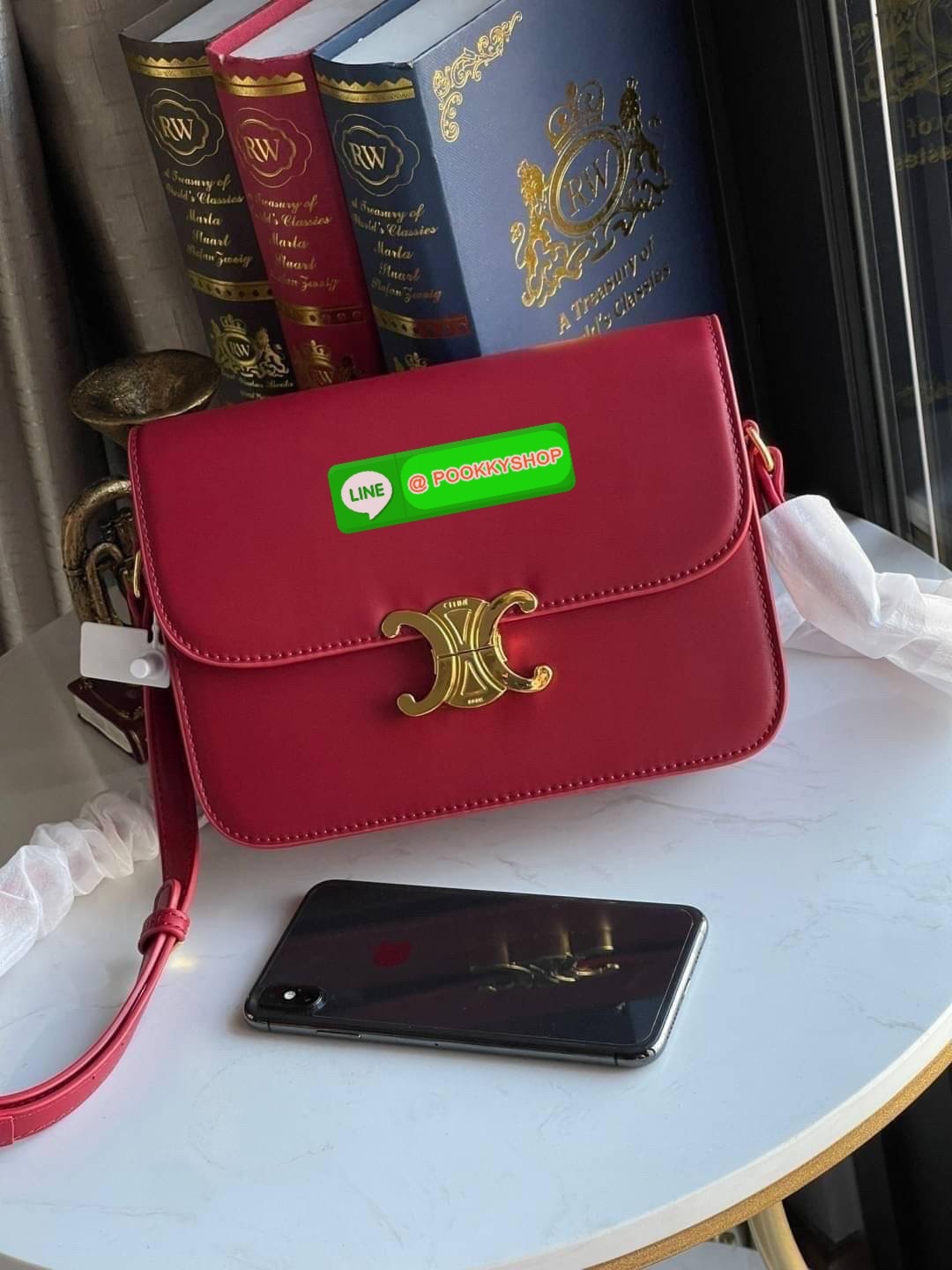 💕Celine MEDIUM TRIOMPHE BAG IN SHINY มีรูปทรงเป็นกล่องคล้ายกับกระเป๋า Classic Box แต่มีการออกแบบโลโก้ที่สะดุดตาแบบวินเทจ ด้วยดีไซน์ที่ดูโฉบเฉี่ยว แต่คงความคลาสสิคอย่างเต็มเปี่ยม ทำให้เป็นที่ดึงดูดความสนใจของสาวๆ สายสะพายสามารถปรับระดับได้ มีความคล