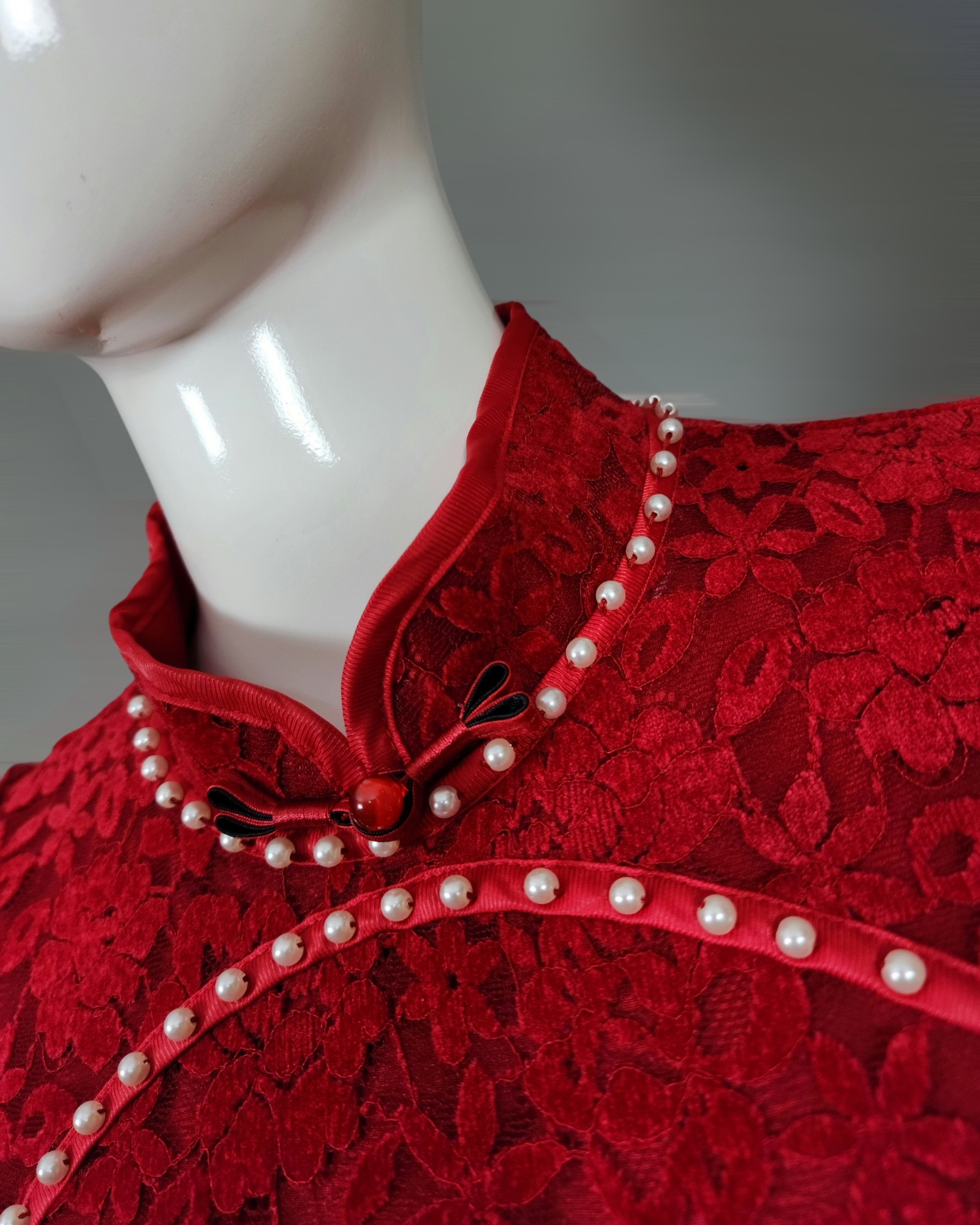 เดรสแฟชั่น เดรสกี่เพ้าแขนตุ๊กตา แพทเทิร์นสวยเข้ารูป ดีเทลแต่งคอเสื้อด้วยมุก