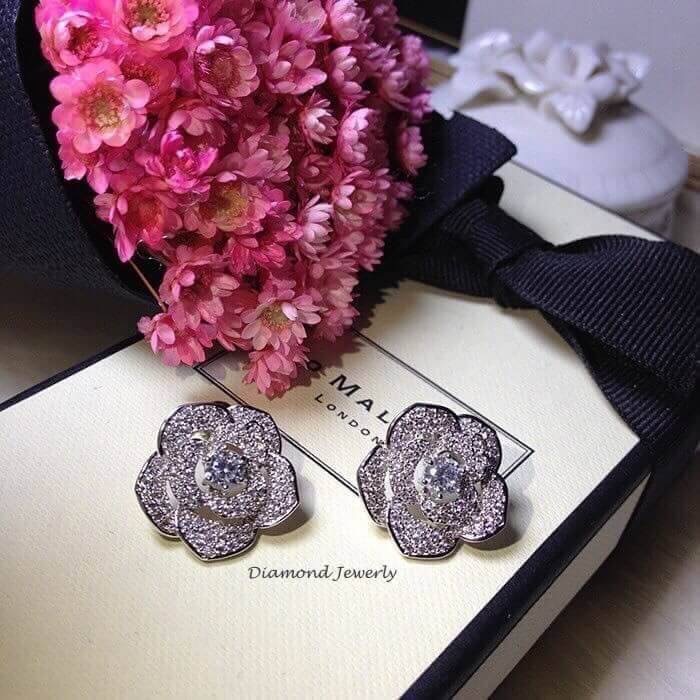 New arrival. !! ต่างหูดอกไม้ งานเพชร CZ แท้ งานสวยมาก รุ่นนี้สวยฟรุ้งฟริ้งมากๆนะคะ ใช้เพชรเยอะ ดีไซส์สวยเก๋ค่ะ งานแนวจิวเวอรี่ จัดกันเลยค่ะ มาน้อยสวยเยอะน้าา เพชรละเอียดวิ้งมากกกกกๆๆๆๆ ค่ะ