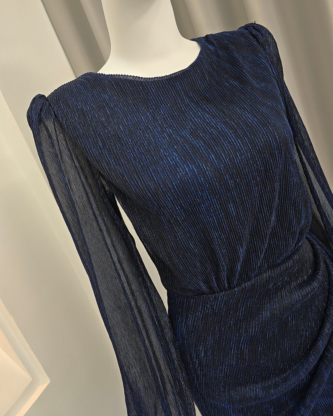 เดรสแฟชั่น เดรสเสื้อคอป้ายแขนยาว กระโปรงสั้นทรงสอบ