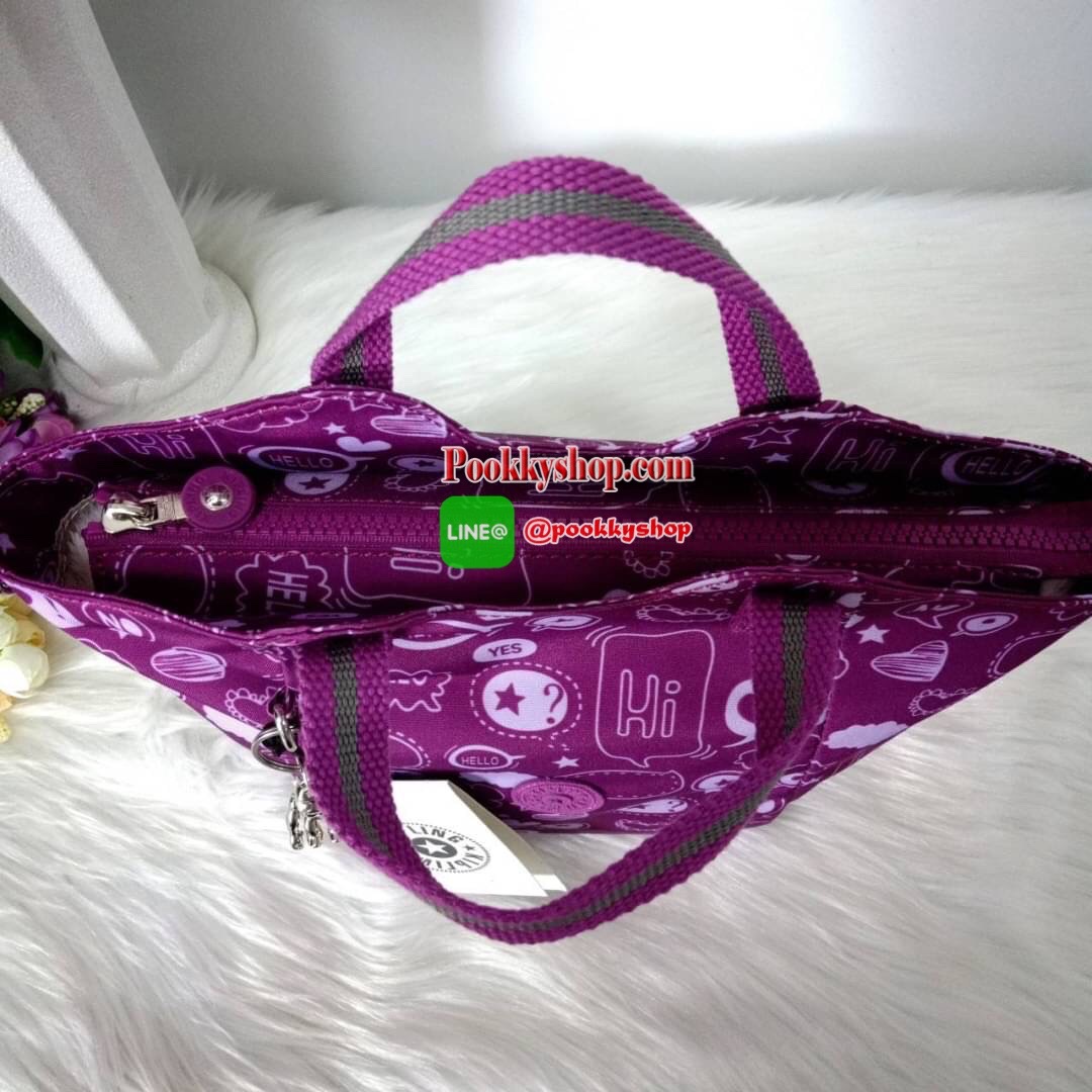 KILING NORI Handbag & Shoulder bag กระเป๋าถือหรือสะพายขนาดกลาง ทำจากวัสดุ ผ้า Nylonเคลือบ+Polyester น้ำหนักเบา จุดเด่นที่ช่องหลักมีขนาดใหญ่ พร้อมช่องซิปแยกย่อย สามารถใส่สัมภาระได้เยอะ มาพร้อมสายสะพายยาว สามารถปรับระดับได้ตามความต้องการ มีพวงกุญแจลิงห้อยตา