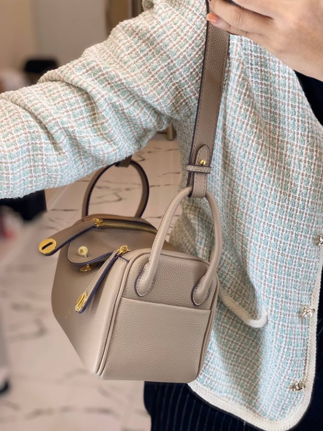 กลับมาเเล้วค่า Lindy 20cm หนัง PU premium ที่ลูกค้าถามกันมาเยอะมากกก รอบนี้หนังสวยมากๆๆ สายสะพายแบบเรียบหรู มีห่วงรัดสายสองข้าง มี 2 สายนะคะ มีซิลิโคนปิดลูกบิดกันรอย งานเนี้ยบสุด ยิ่งใช้ยิ่งนิ่มมม กระเป๋าทรงสวยนุ่ม Flexible มากๆ จุของได้ทุกสิ่ง จะใช้ไปทำง