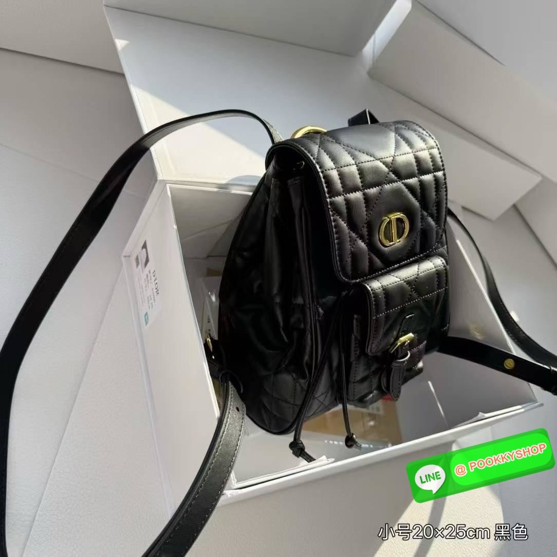 DIOR Small Caro Backpack กระเป๋าเป้ไซส์เล็กน่ารัก ดีไซน์ใหม่ หนังสวยเกินเรื่องมากๆ สัมผัสนิ่ม หรูหรา หูจับในตัวดีไซน์โค้งมนอะไหล่ทองสวยโดดเด่นไม่เหมือนใคร ที่สุดของความลัคชูต้องยกให้แบรนด์นี้ ทันสมัยและสง่างาม ราคาคุ้มที่สุดในย่านนี้บอกเลย!!