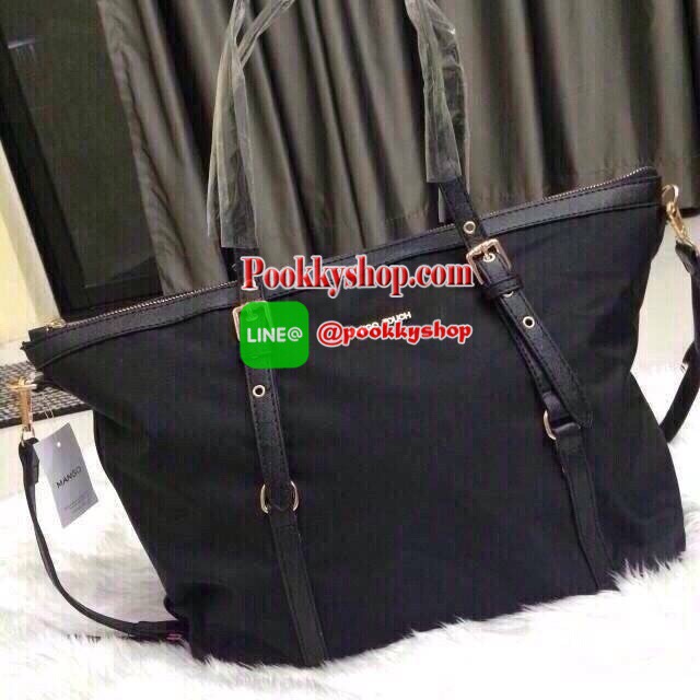 กระเป๋าทรงเท่ห์ สีดำ ยี่ห้อ MANGO คล้าย PRADA วัสดุทำด้วยผ้าร่ม น่าใช้ ขอบและสายกระเป๋าเป็นหนัง saffiano อะไหล่สีทอง ตัดกันลงตัว ดูดีค่ะ ภายในมีช่องซิป 1 ช่อง ฐานแข็งเป็นทรง สายยาวถอดออก และปรับระดับได้ จุของได้เยอะเลยค่ะ เป็นสินค้าแบรนด์แท้ งาน Sale ค่ะ