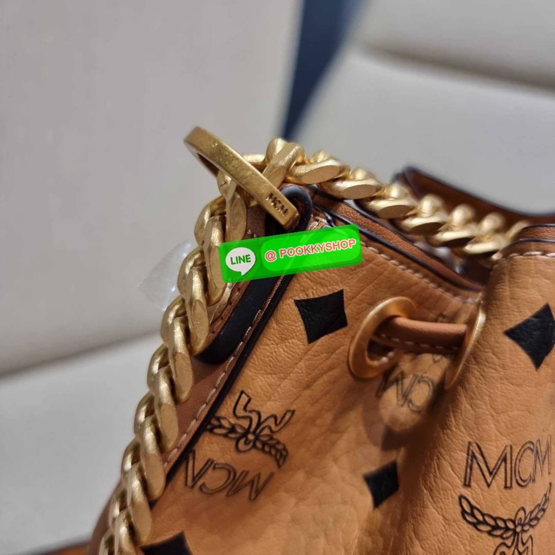 MCM SOFT BERLIN DRAWSTRING BAG IN VISETOS กระเป๋าสะพายทรง bucket ไซส์ mini ขนาดน่ารักน่าใช้ มาพร้อมกล่องสุดหรู!! วัสดุหนังแคนวาสคุณภาพดี รูดเปิด-ปิดกระเป๋าด้วยสายหนัง ภายในเป็นช่องโล่ง มีช่องแยก และช่องเก็บบัตรหรือจะไว้ของจุกจิกก็ได้ เป็นหนังแท้ ใต้กระเป๋