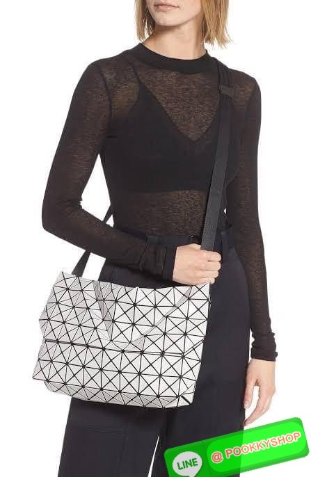💕Baobao Issey Miyake Prism Sac ชาวมินิมอลทั้งชายและหญิงต้องถูกใจรุ่นนี้ เพราะ Prism Sac เป็นกระเป๋าแบบ unisex ที่มาพร้อมกับความเรียบง่ายของวัสดุเนื้อแมตต์ แต่ให้ลุคสไตล์เท่แบบคูลๆ โดดเด่นด้วยดีไซน์ที่ออกแบบมาให้ใช้งานที่ง่าย ตอบโจทย์ทุกสถานการณ์ฝา