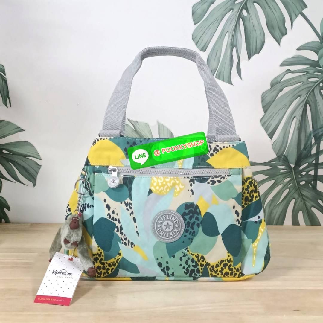 KIPLING ELISE HANDBAG กระเป๋าถือและสะพายไหล่ วัสดุ Nylon +Polyester ขนาดกำลังพอดี จุของได้มาก มีหูจับสองสาย ถือสะดวก น้ำหนักเบา มีช่องซิป ด้านหน้า ช่อง กระเป๋าหลักเปิด-ปิดด้วยซิป มี3 ช่องว่างใส่ของได้จุมากๆ ใส่มือถือได้ กระเป๋าสตางค์ใบยาว และ เครื่องสำอาง