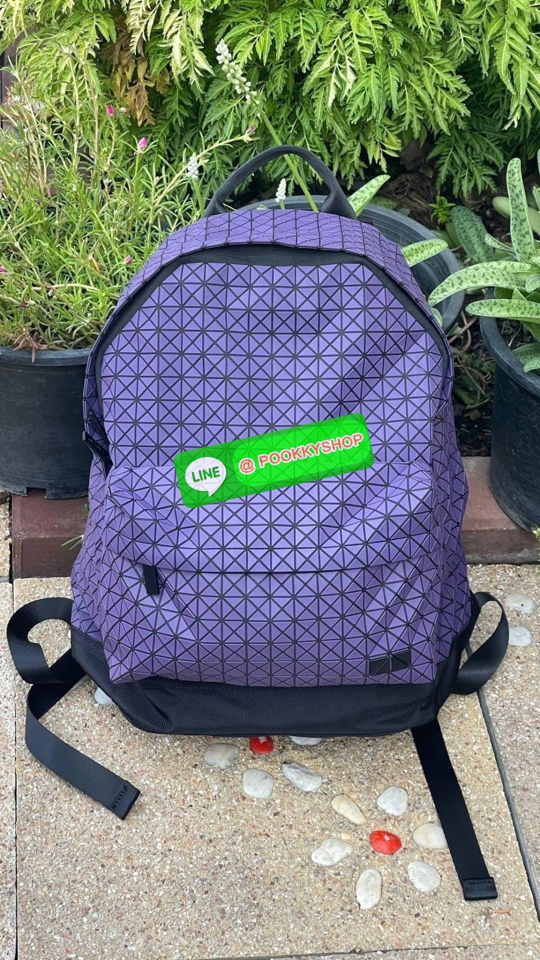 Bao Bao Issey Miyake Daypack geometric backpack กระเป๋าเป้ทรงคลาสสิก รองรับน้ำหนักได้ดี เหมาะกับการเดินทาง เป้สะพายหลังรุ่น Daypack One-Tone Backpack มาในรูปทรงกระเป๋าเป้สุดคลาสสิก โดดเด่นด้วยการออกแบบที่เป็นเอกลักษณ์ วัสดุสามเหลี่ยมขนาดเล็กพิเศษ ได้กลิ่น