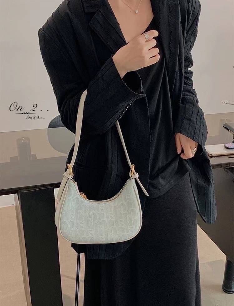 💥💥NEW Arrival 💥💥 Korean Style bag กระเป๋าสะพายไหล่ทรงวินเทจ สุดเก๋♥️ วัสดุเป็นผ้ายีนส์สีฟ้าอ่อนมีลาย น้ำหนักเบาใส่ของได้เยอะ สายสะพายสามารถปรับความยาวได้ค่ะ