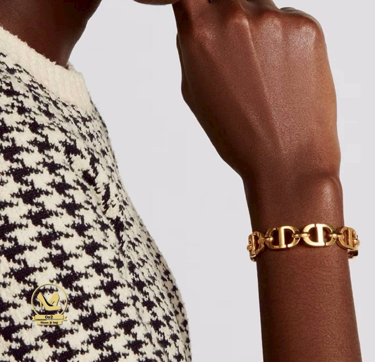 กำไลข้อมือ Dior เป็นเครื่องประดับที่สะท้อนถึงความหรูหราของแบรนด์ วัสดุคุณภาพดีและการออกแบบที่เรียบง่ายแต่มีสไตล์ เสริมลุคการแต่งตัวสำหรับผู้รักแฟชั่น